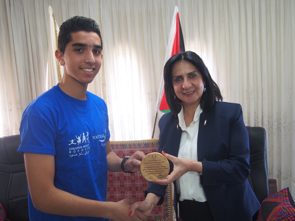 رئيسة بلدية بيت لحم تكرم  فريق نادي عاصمة الميلاد/ أكاديمية أطفال بلا حدود بمناسبة فوزهم في دوري بريشا الإيطالية المتوأمة مع بلدية بيت لحم 