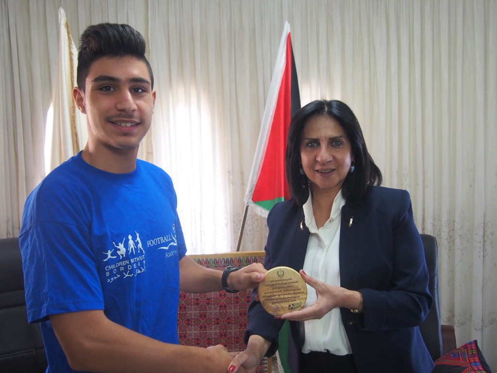 رئيسة بلدية بيت لحم تكرم  فريق نادي عاصمة الميلاد/ أكاديمية أطفال بلا حدود بمناسبة فوزهم في دوري بريشا الإيطالية المتوأمة مع بلدية بيت لحم 