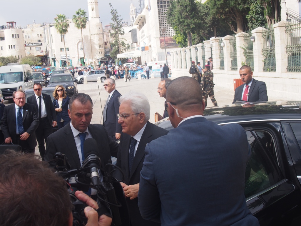 رئيسة بلدية بيت لحم تشارك في إستقبال الرئيس الإيطالي وترافقه في جولته