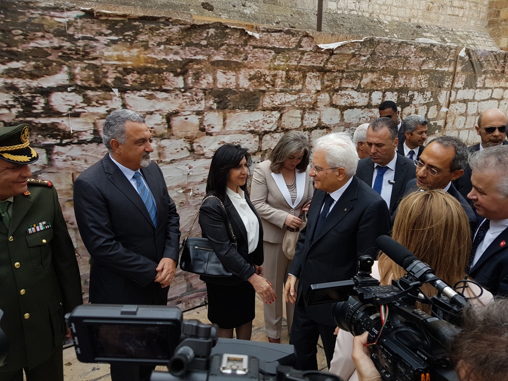 رئيسة بلدية بيت لحم تشارك في إستقبال الرئيس الإيطالي وترافقه في جولته