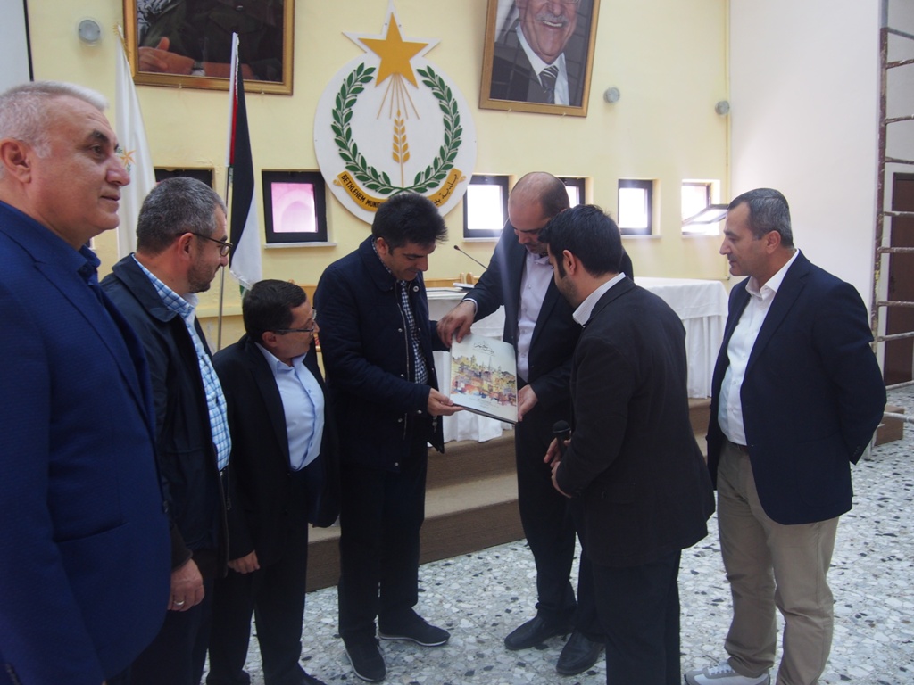 جحا يستقبل وفداً تركياً رفيع المستوى وينقل لهم واقع مدينة بيت لحم	