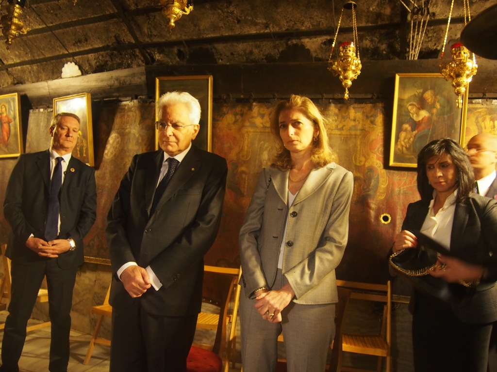 رئيسة بلدية بيت لحم تشارك في إستقبال الرئيس الإيطالي وترافقه في جولته