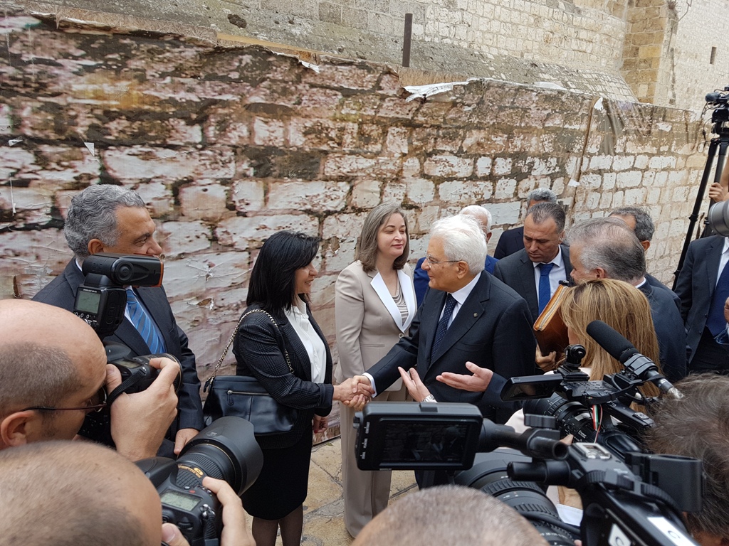 رئيسة بلدية بيت لحم تشارك في إستقبال الرئيس الإيطالي وترافقه في جولته