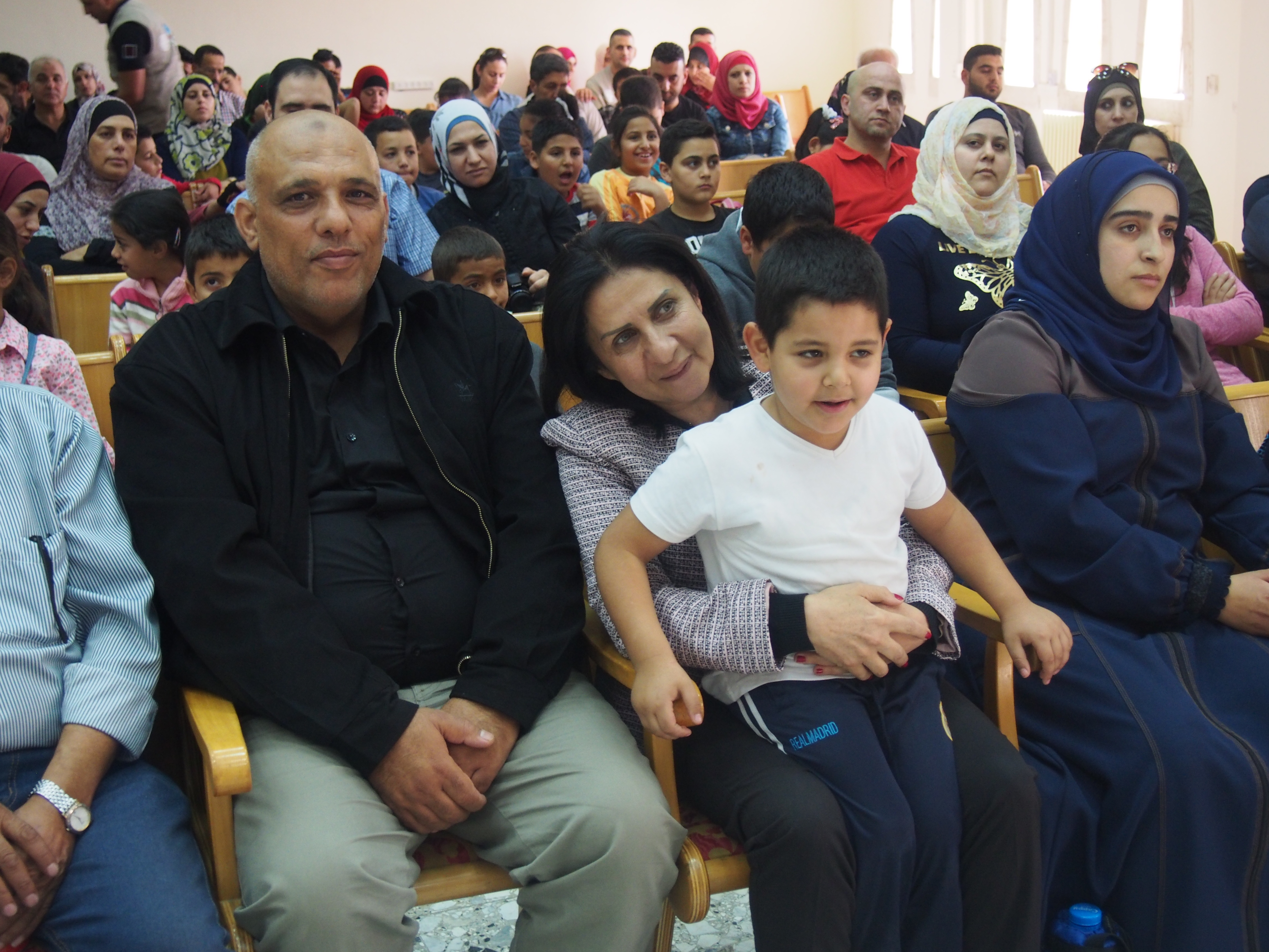 رئيسة بلدية بيت لحم تستقبل مدير وأعضاء مكتبة بلدية البيرة وموظفين البلدية القادمين مع عائلاتهم