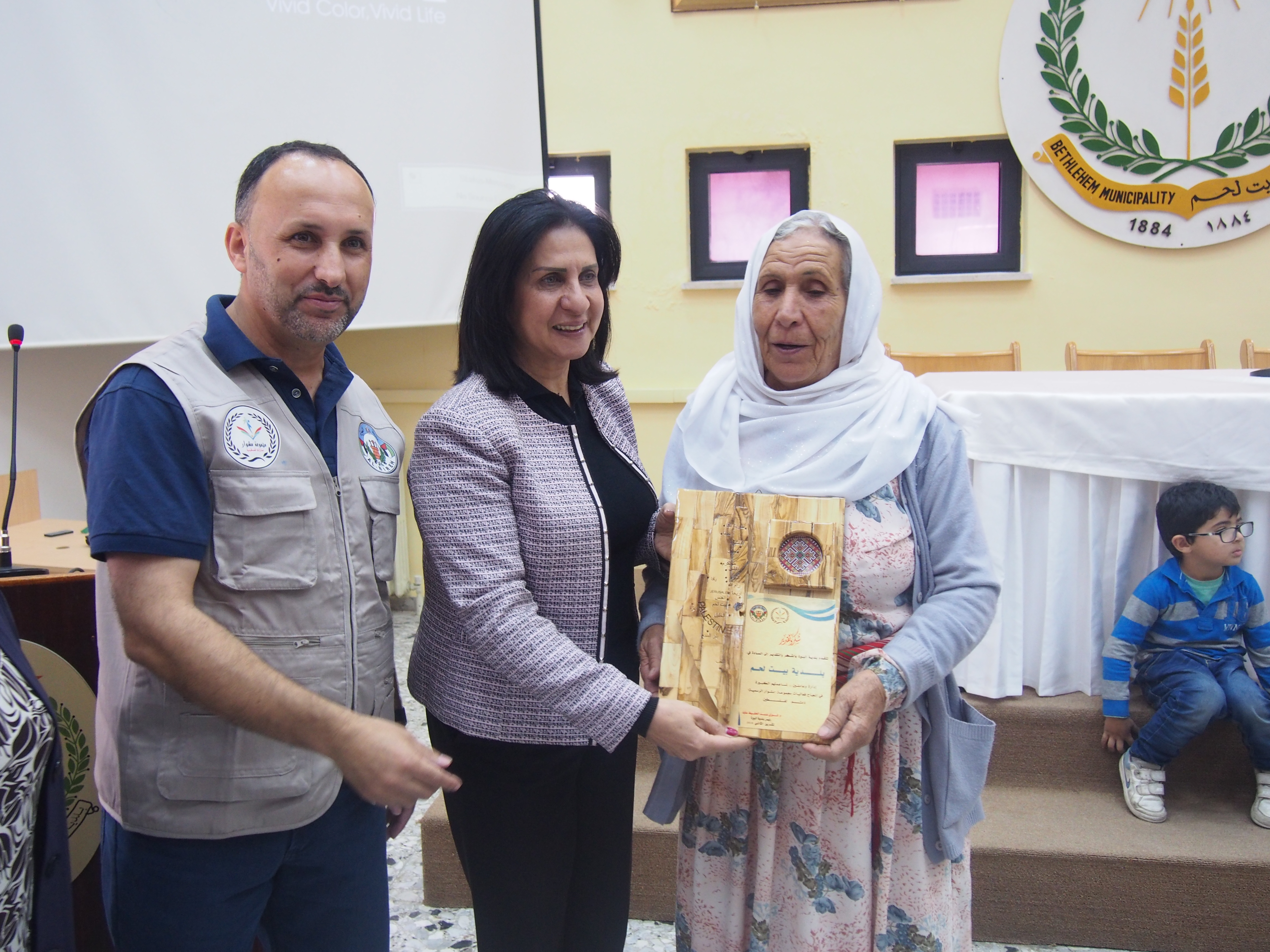 رئيسة بلدية بيت لحم تستقبل مدير وأعضاء مكتبة بلدية البيرة وموظفين البلدية القادمين مع عائلاتهم