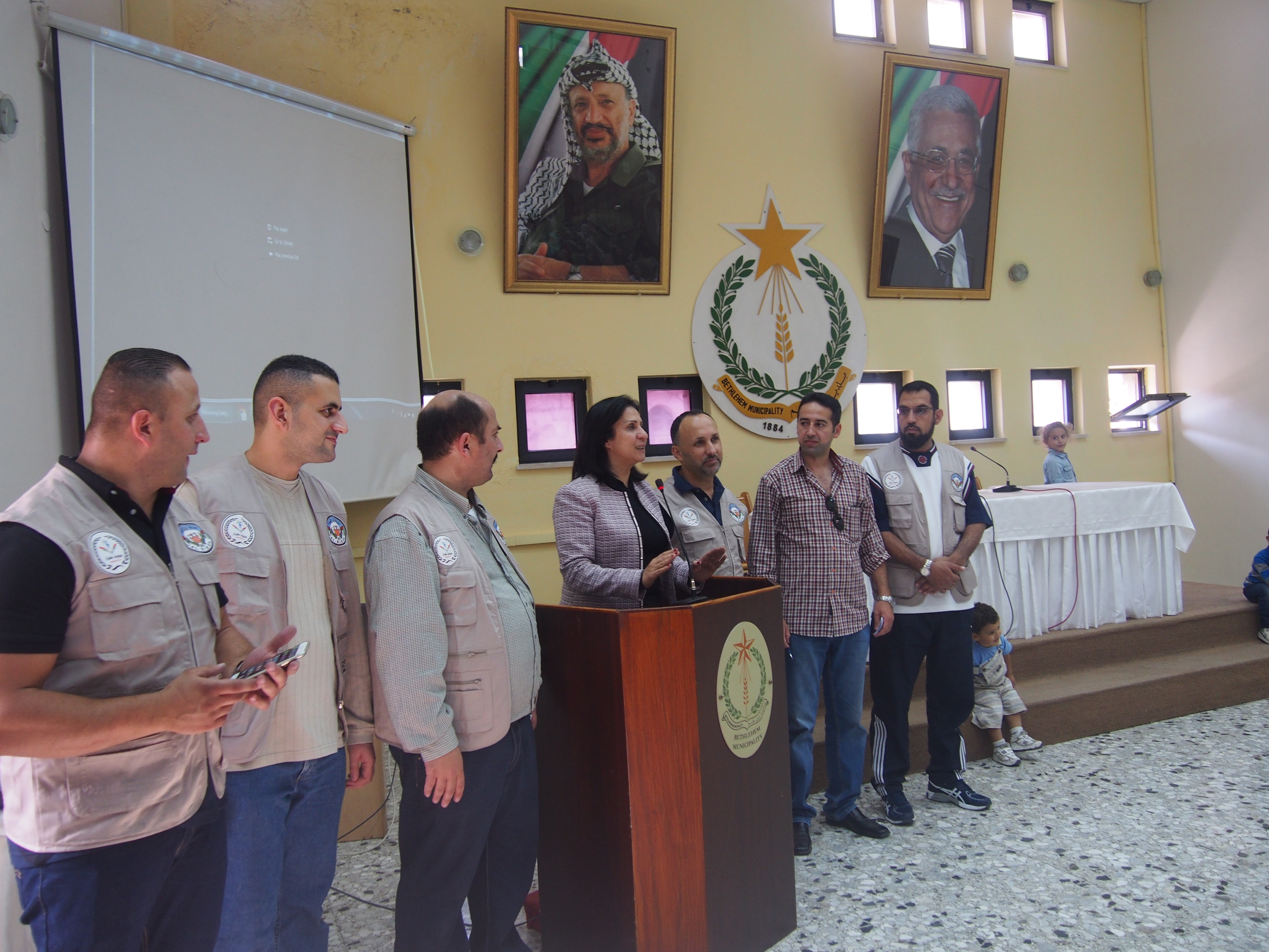 رئيسة بلدية بيت لحم تستقبل مدير وأعضاء مكتبة بلدية البيرة وموظفين البلدية القادمين مع عائلاتهم