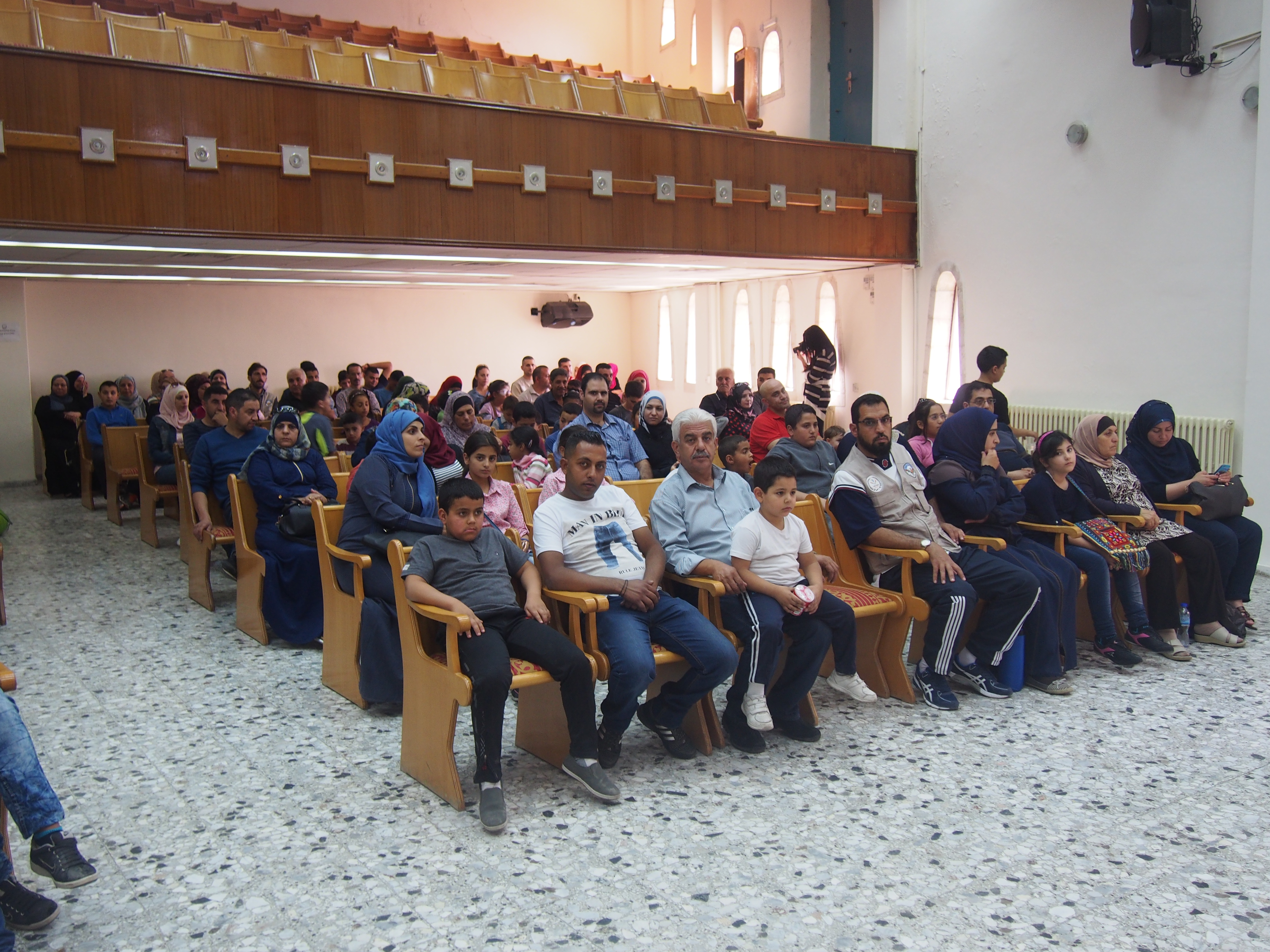 رئيسة بلدية بيت لحم تستقبل مدير وأعضاء مكتبة بلدية البيرة وموظفين البلدية القادمين مع عائلاتهم