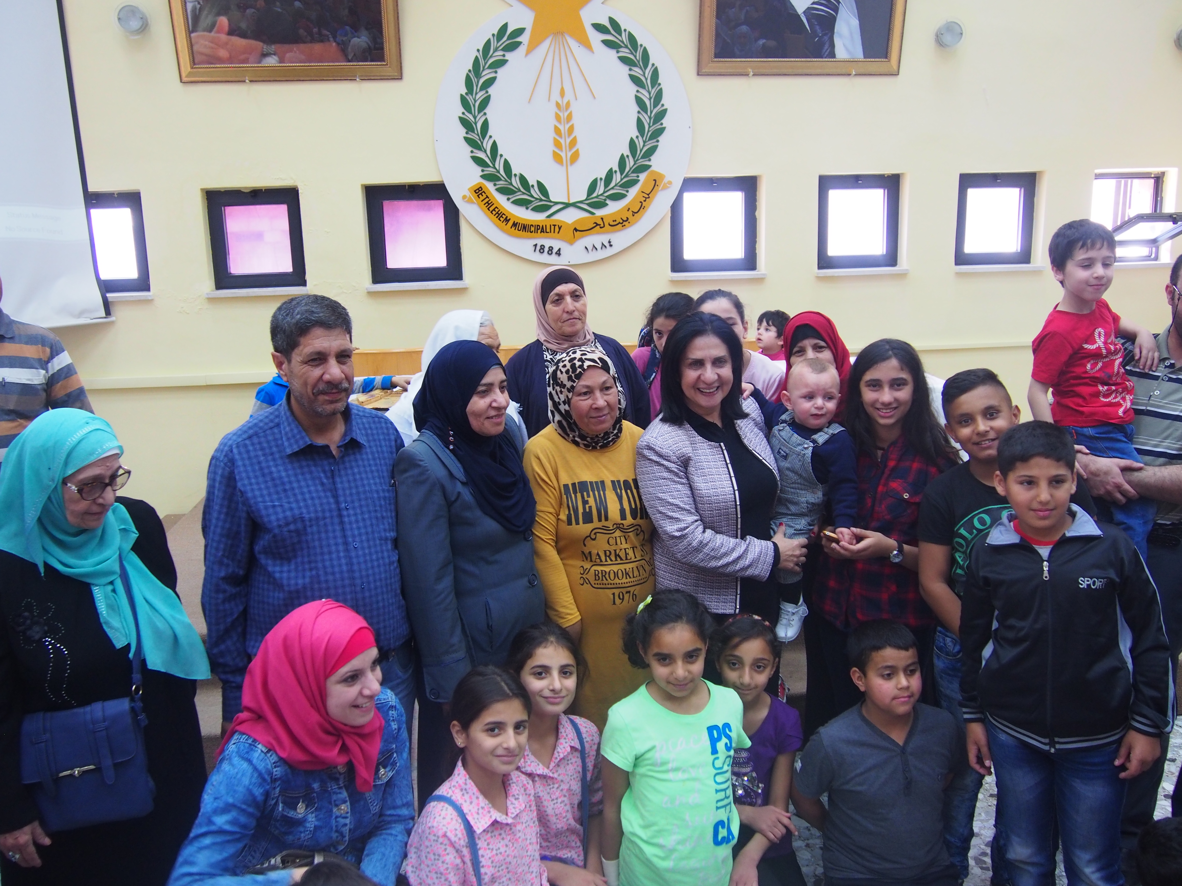 رئيسة بلدية بيت لحم تستقبل مدير وأعضاء مكتبة بلدية البيرة وموظفين البلدية القادمين مع عائلاتهم