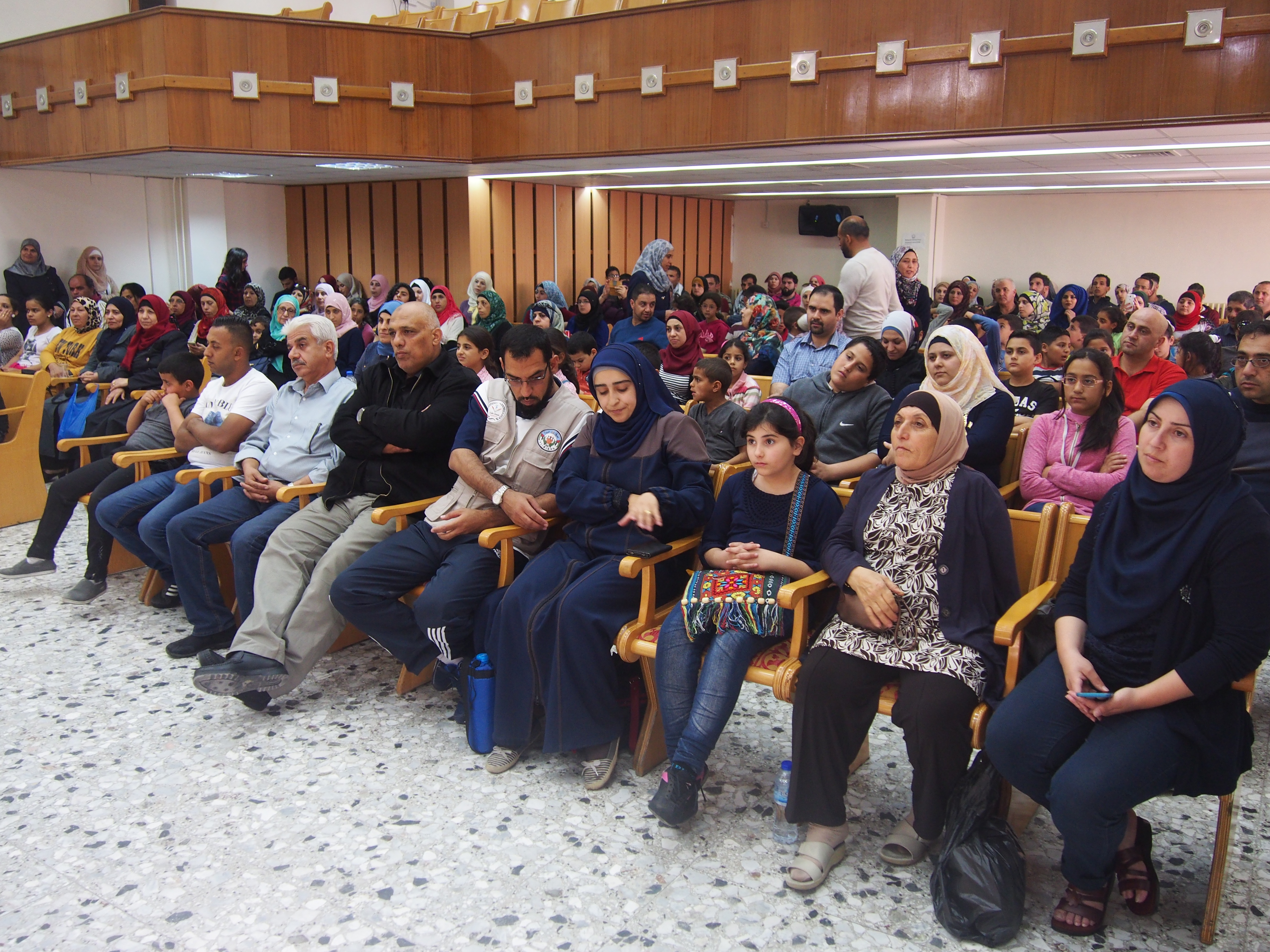 رئيسة بلدية بيت لحم تستقبل مدير وأعضاء مكتبة بلدية البيرة وموظفين البلدية القادمين مع عائلاتهم