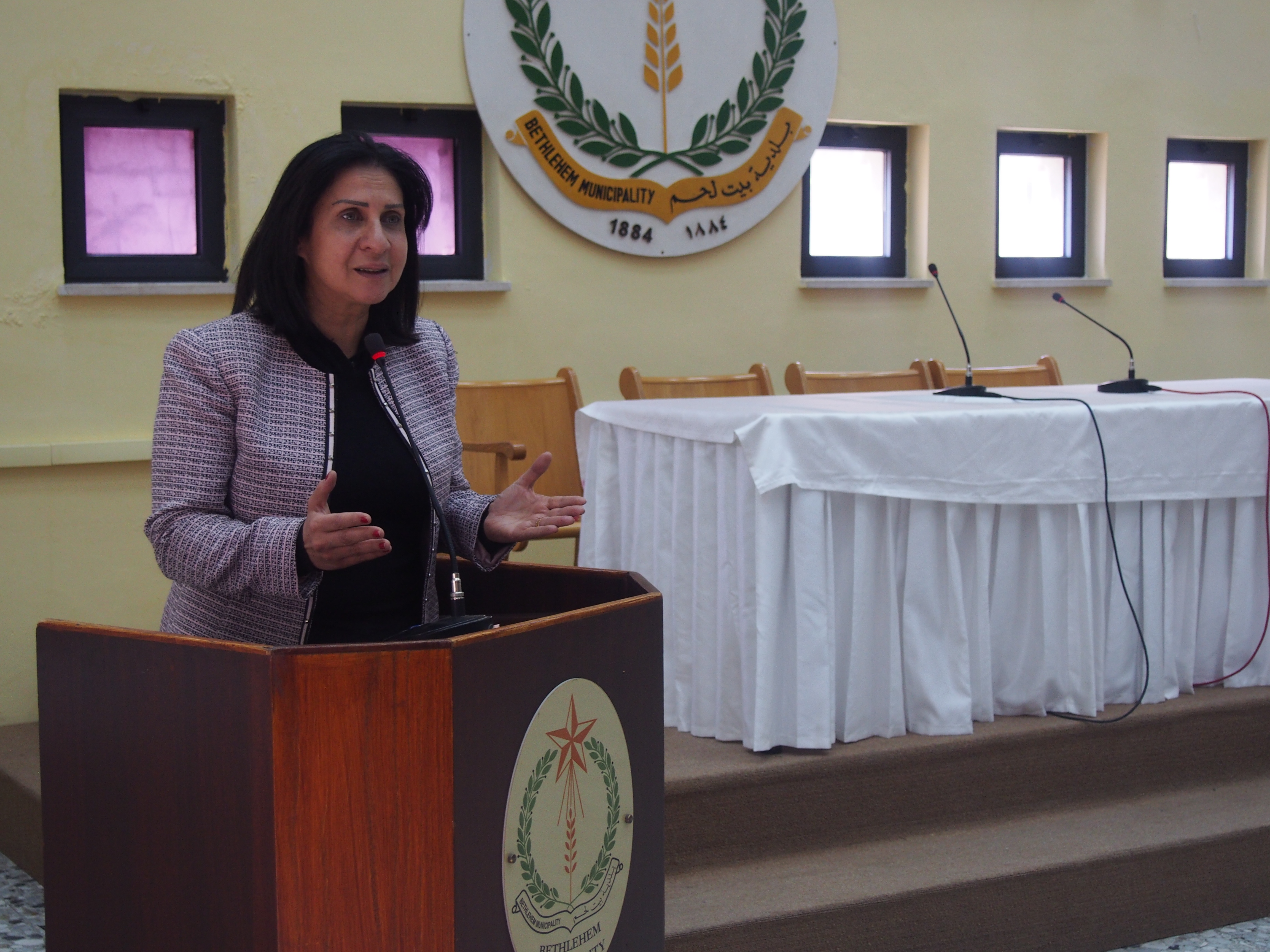 رئيسة بلدية بيت لحم تستقبل مدير وأعضاء مكتبة بلدية البيرة وموظفين البلدية القادمين مع عائلاتهم