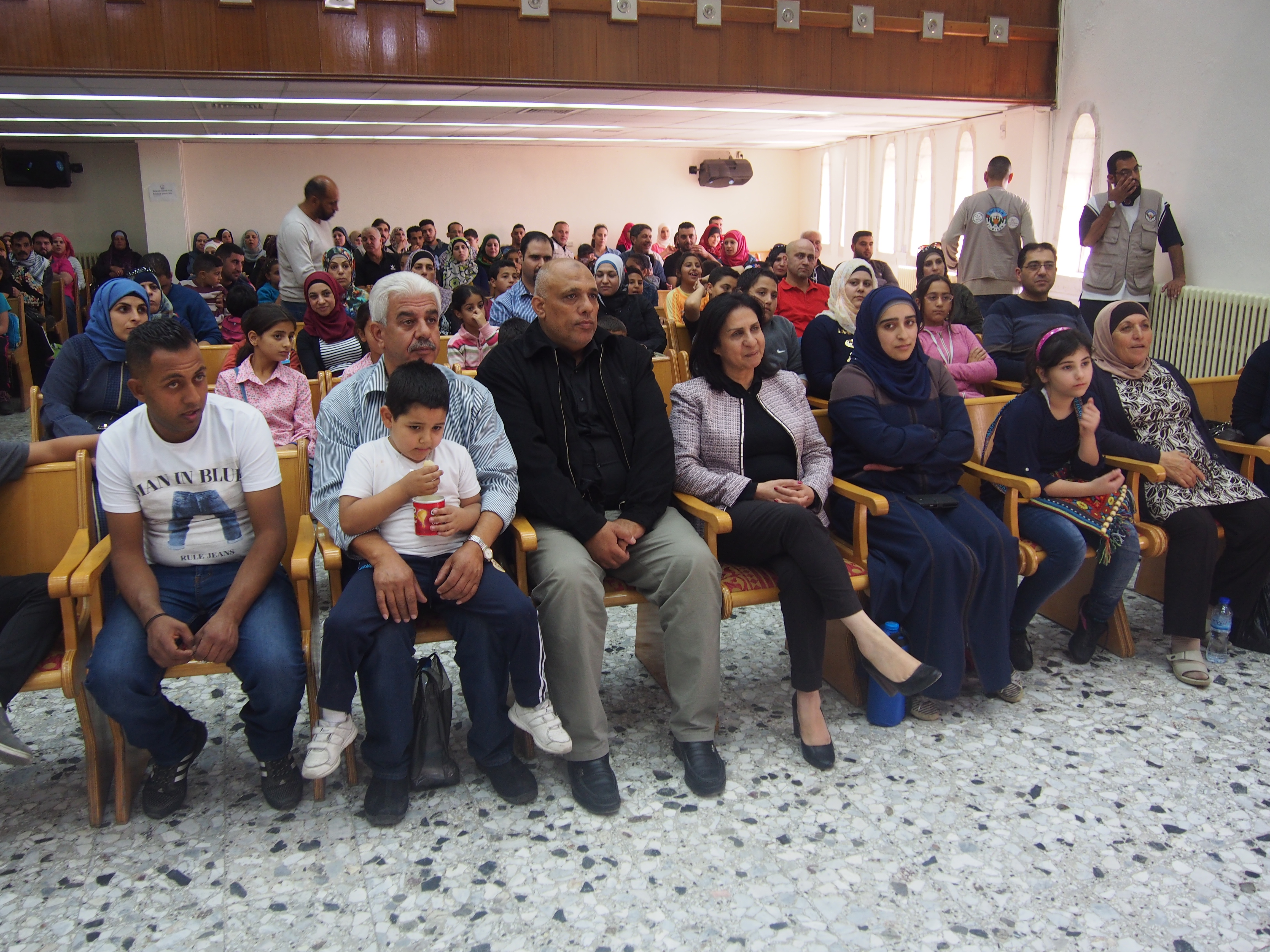 رئيسة بلدية بيت لحم تستقبل مدير وأعضاء مكتبة بلدية البيرة وموظفين البلدية القادمين مع عائلاتهم