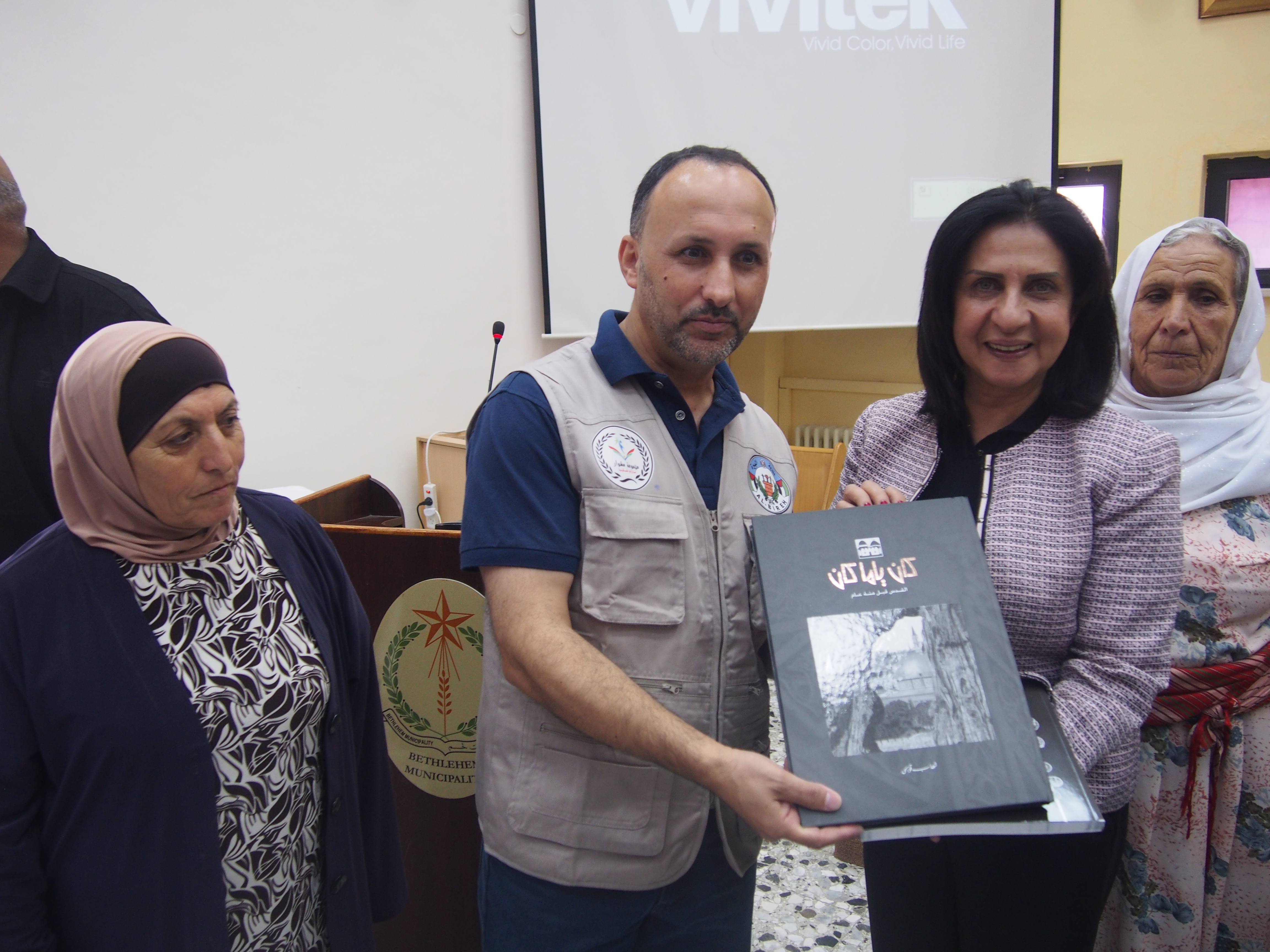 رئيسة بلدية بيت لحم تستقبل مدير وأعضاء مكتبة بلدية البيرة وموظفين البلدية القادمين مع عائلاتهم