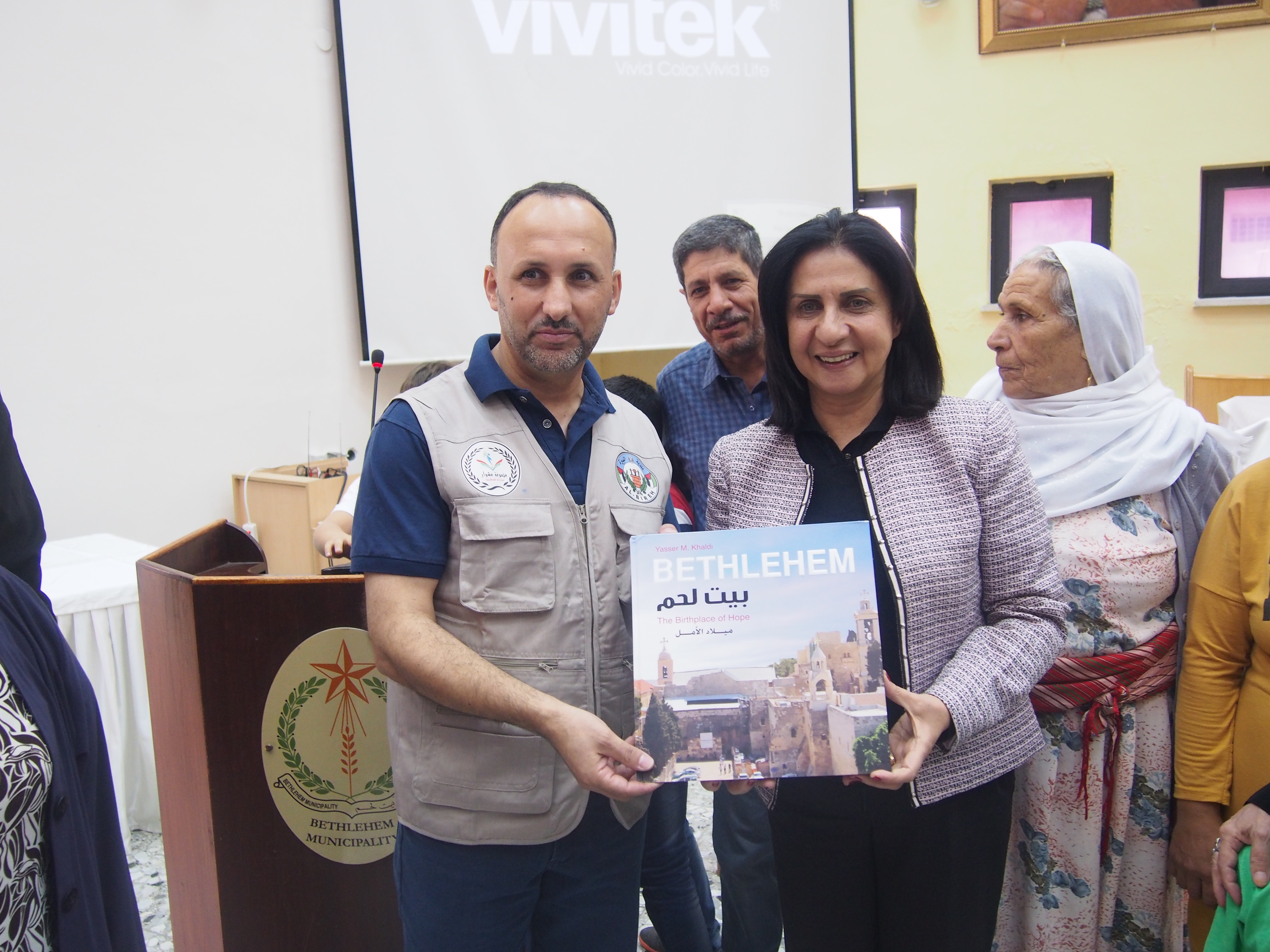 رئيسة بلدية بيت لحم تستقبل مدير وأعضاء مكتبة بلدية البيرة وموظفين البلدية القادمين مع عائلاتهم