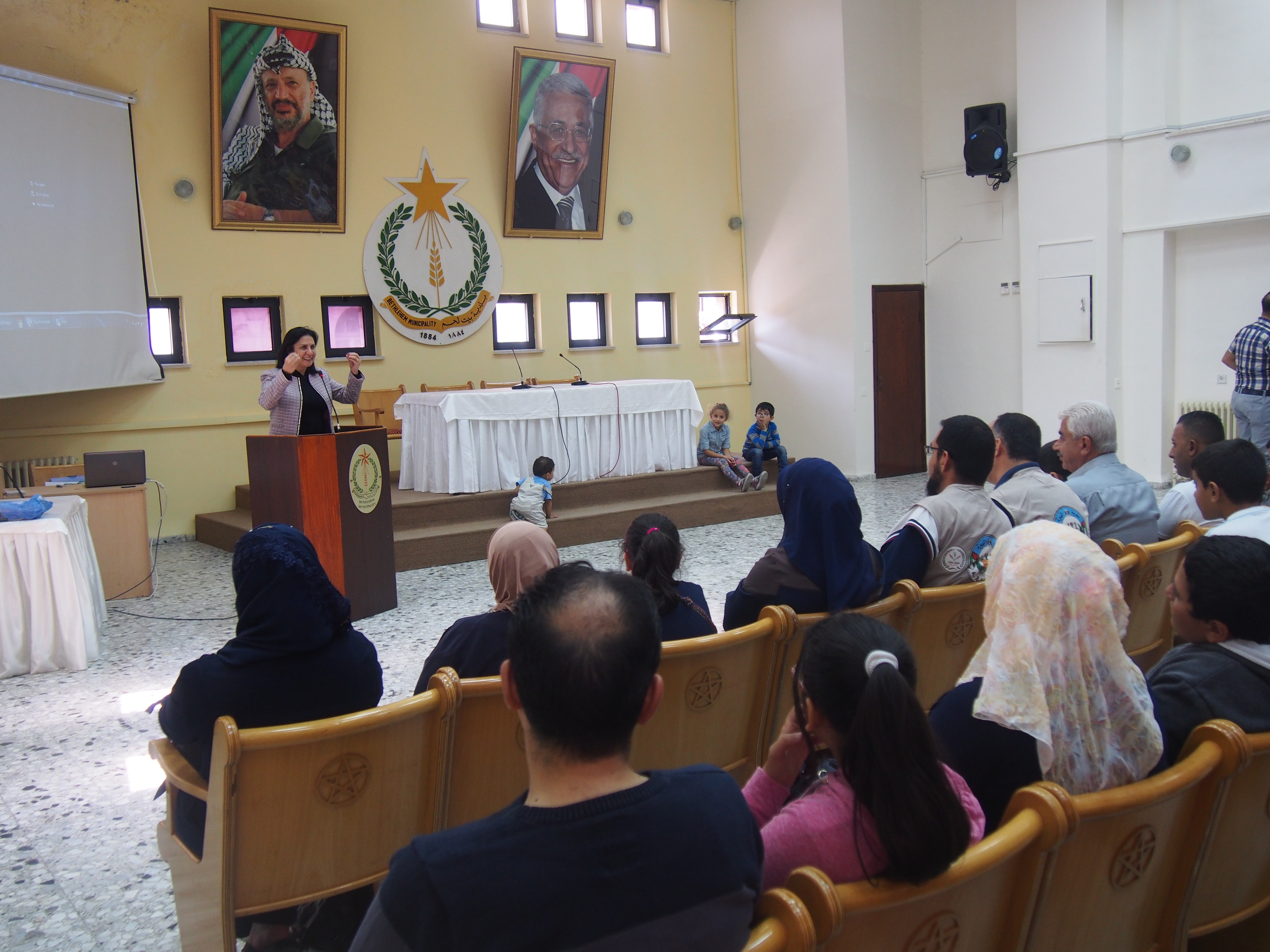 رئيسة بلدية بيت لحم تستقبل مدير وأعضاء مكتبة بلدية البيرة وموظفين البلدية القادمين مع عائلاتهم