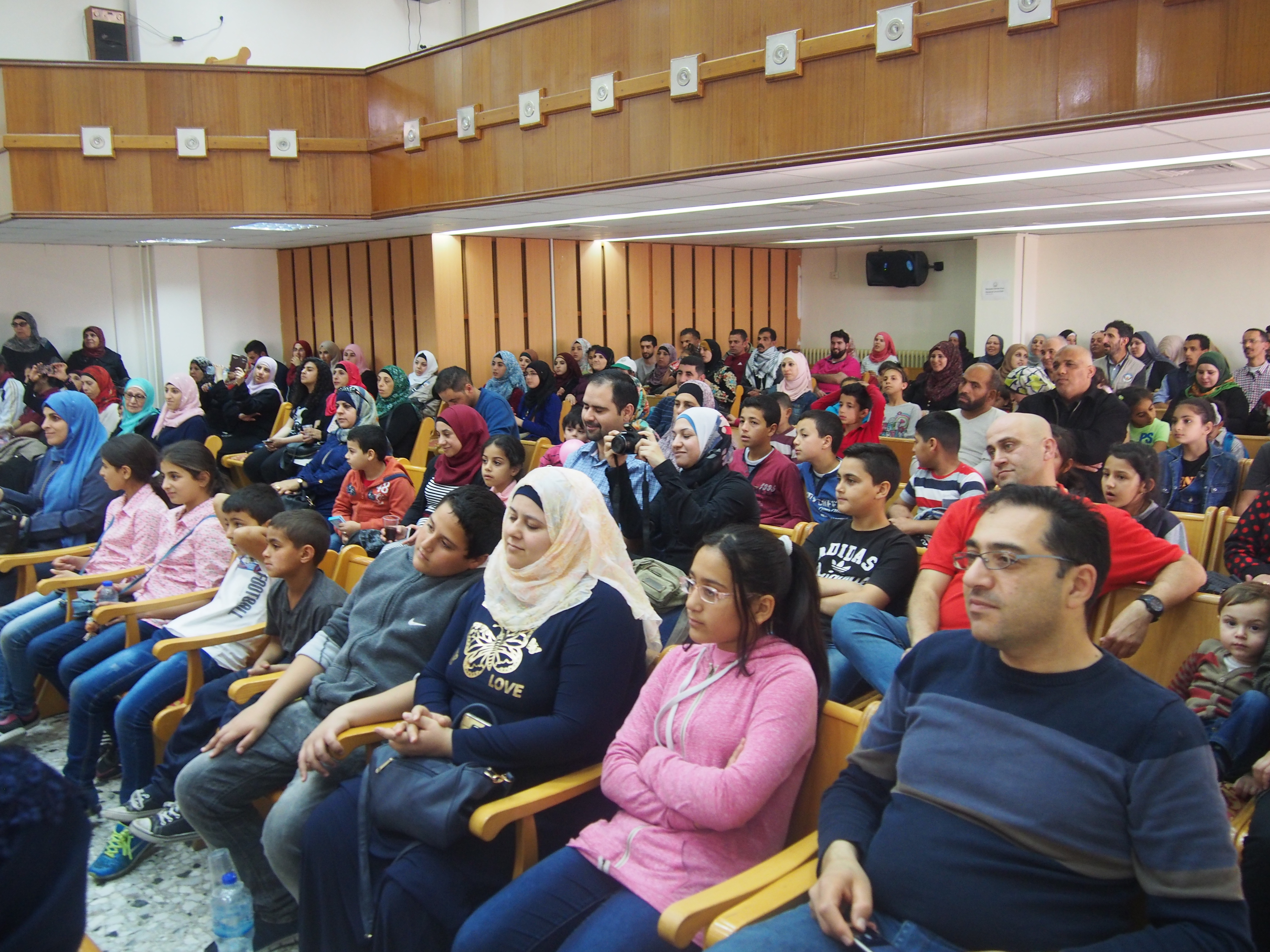 رئيسة بلدية بيت لحم تستقبل مدير وأعضاء مكتبة بلدية البيرة وموظفين البلدية القادمين مع عائلاتهم