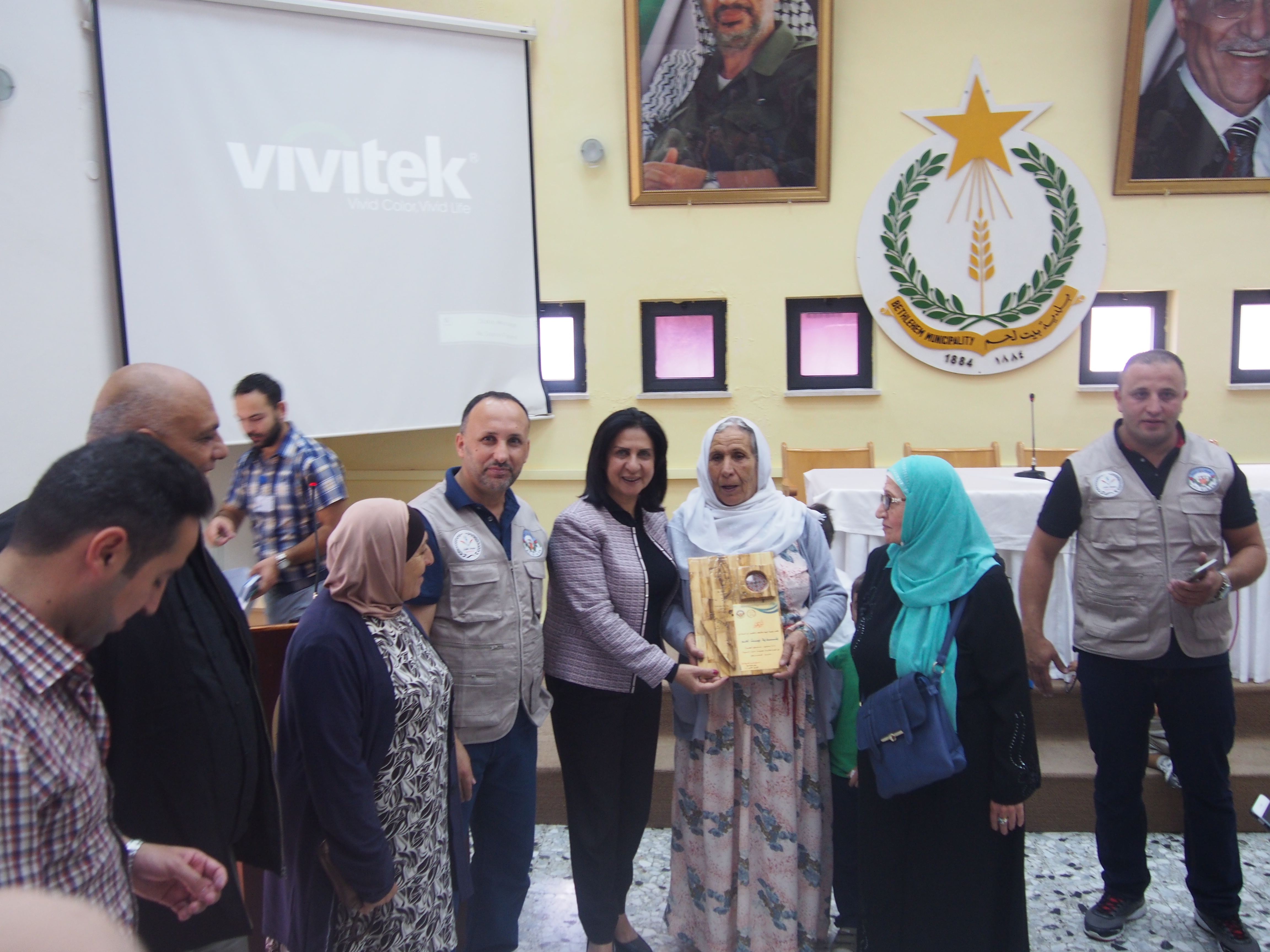 رئيسة بلدية بيت لحم تستقبل مدير وأعضاء مكتبة بلدية البيرة وموظفين البلدية القادمين مع عائلاتهم