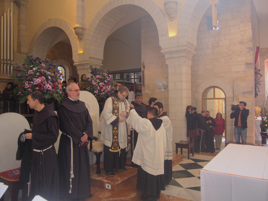 رئيسة وأعضاء بلدية بيت لحم يشاركون في إستقبال حارس الاراضي المقدسة