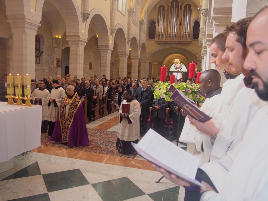 رئيسة وأعضاء بلدية بيت لحم يشاركون في إستقبال حارس الاراضي المقدسة