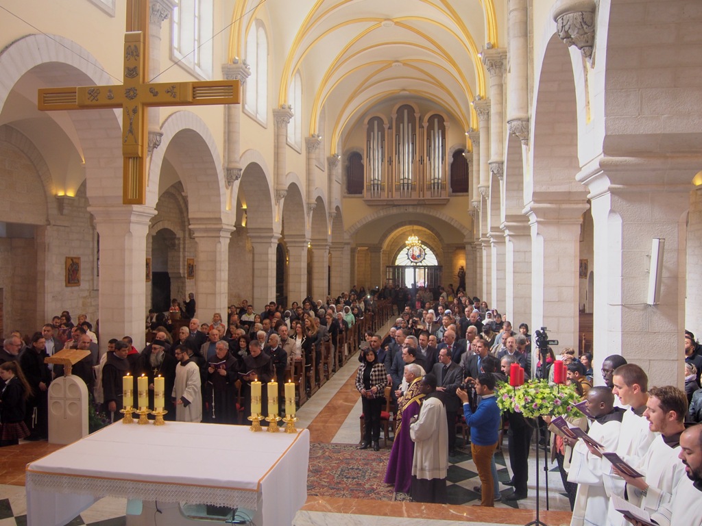 رئيسة وأعضاء بلدية بيت لحم يشاركون في إستقبال حارس الاراضي المقدسة