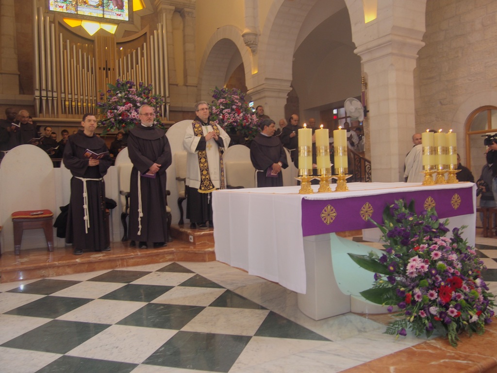 رئيسة وأعضاء بلدية بيت لحم يشاركون في إستقبال حارس الاراضي المقدسة