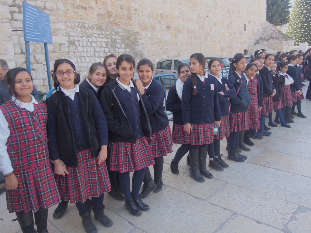 رئيسة وأعضاء بلدية بيت لحم يشاركون في إستقبال حارس الاراضي المقدسة