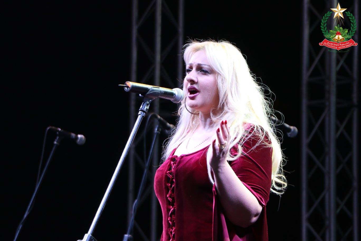 في حفل إضاءة شجرة عيد الميلاد المجيد في بيت لحم الأستاذة فيرا بابون ترفع شعار الرحمة وتؤكد على حقوق الأطفال