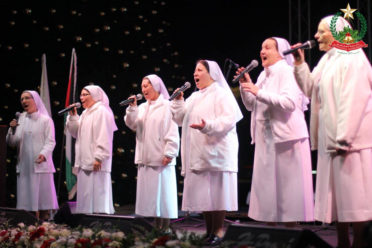 في حفل إضاءة شجرة عيد الميلاد المجيد في بيت لحم الأستاذة فيرا بابون ترفع شعار الرحمة وتؤكد على حقوق الأطفال