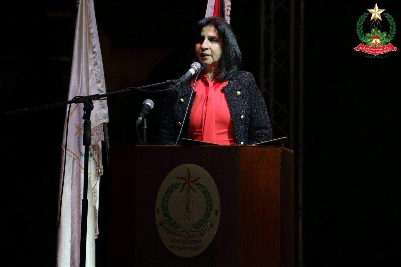 في حفل إضاءة شجرة عيد الميلاد المجيد في بيت لحم الأستاذة فيرا بابون ترفع شعار الرحمة وتؤكد على حقوق الأطفال