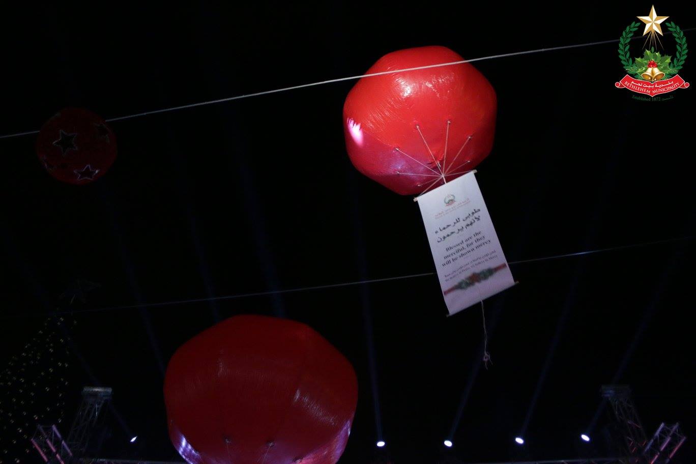 في حفل إضاءة شجرة عيد الميلاد المجيد في بيت لحم الأستاذة فيرا بابون ترفع شعار الرحمة وتؤكد على حقوق الأطفال