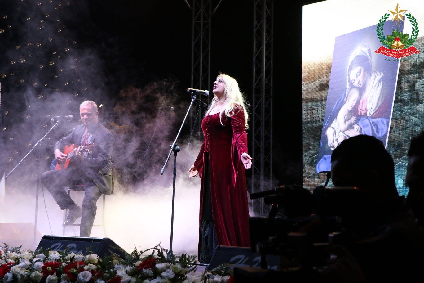 في حفل إضاءة شجرة عيد الميلاد المجيد في بيت لحم الأستاذة فيرا بابون ترفع شعار الرحمة وتؤكد على حقوق الأطفال