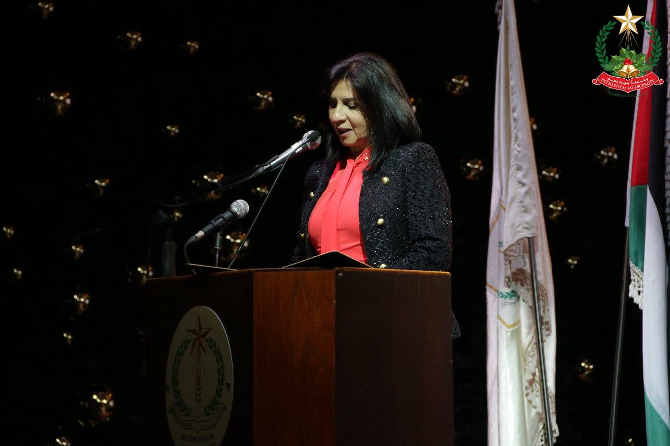 في حفل إضاءة شجرة عيد الميلاد المجيد في بيت لحم الأستاذة فيرا بابون ترفع شعار الرحمة وتؤكد على حقوق الأطفال