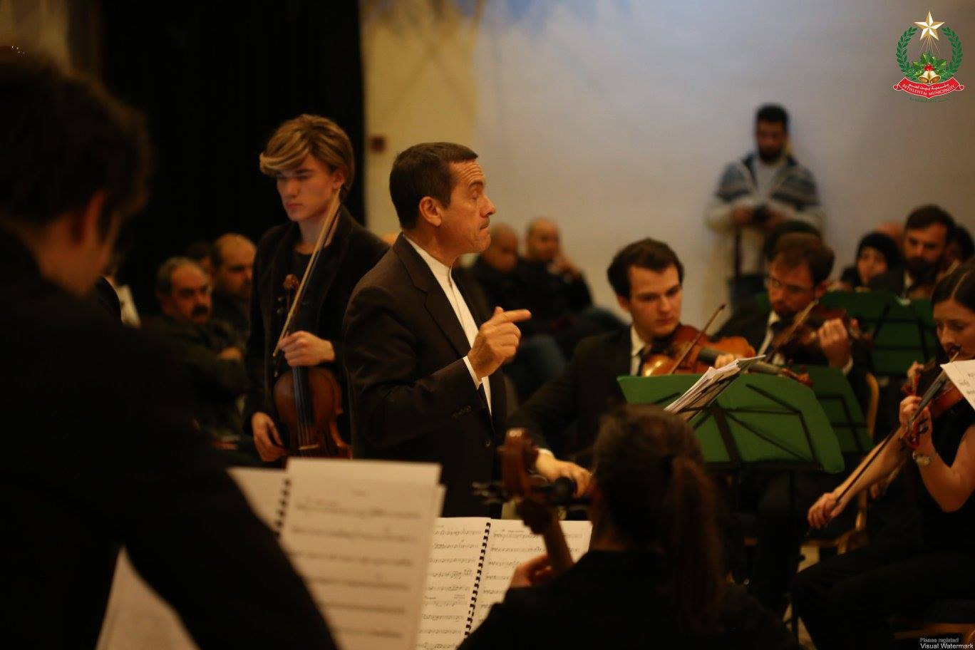 حفل موسيقي تحييه أوركسترا الموسيقيين الأوروبيين الشباب في مركز السلام بحضور بابون وعدد من الشخصيات الإعتبارية