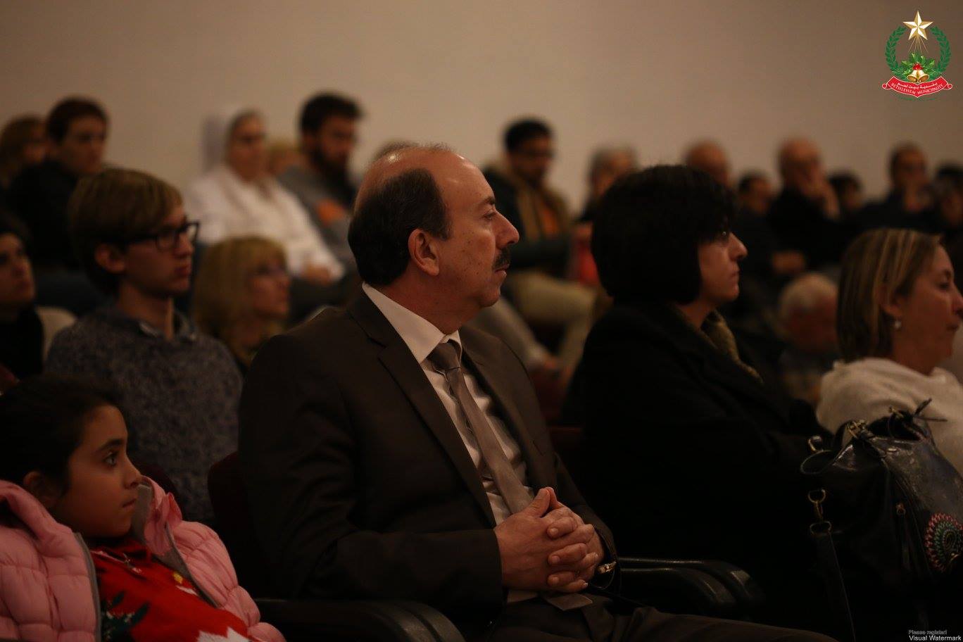 حفل موسيقي تحييه أوركسترا الموسيقيين الأوروبيين الشباب في مركز السلام بحضور بابون وعدد من الشخصيات الإعتبارية