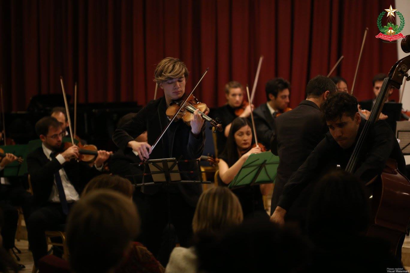 حفل موسيقي تحييه أوركسترا الموسيقيين الأوروبيين الشباب في مركز السلام بحضور بابون وعدد من الشخصيات الإعتبارية