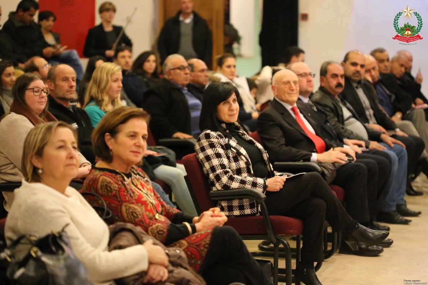 حفل موسيقي تحييه أوركسترا الموسيقيين الأوروبيين الشباب في مركز السلام بحضور بابون وعدد من الشخصيات الإعتبارية