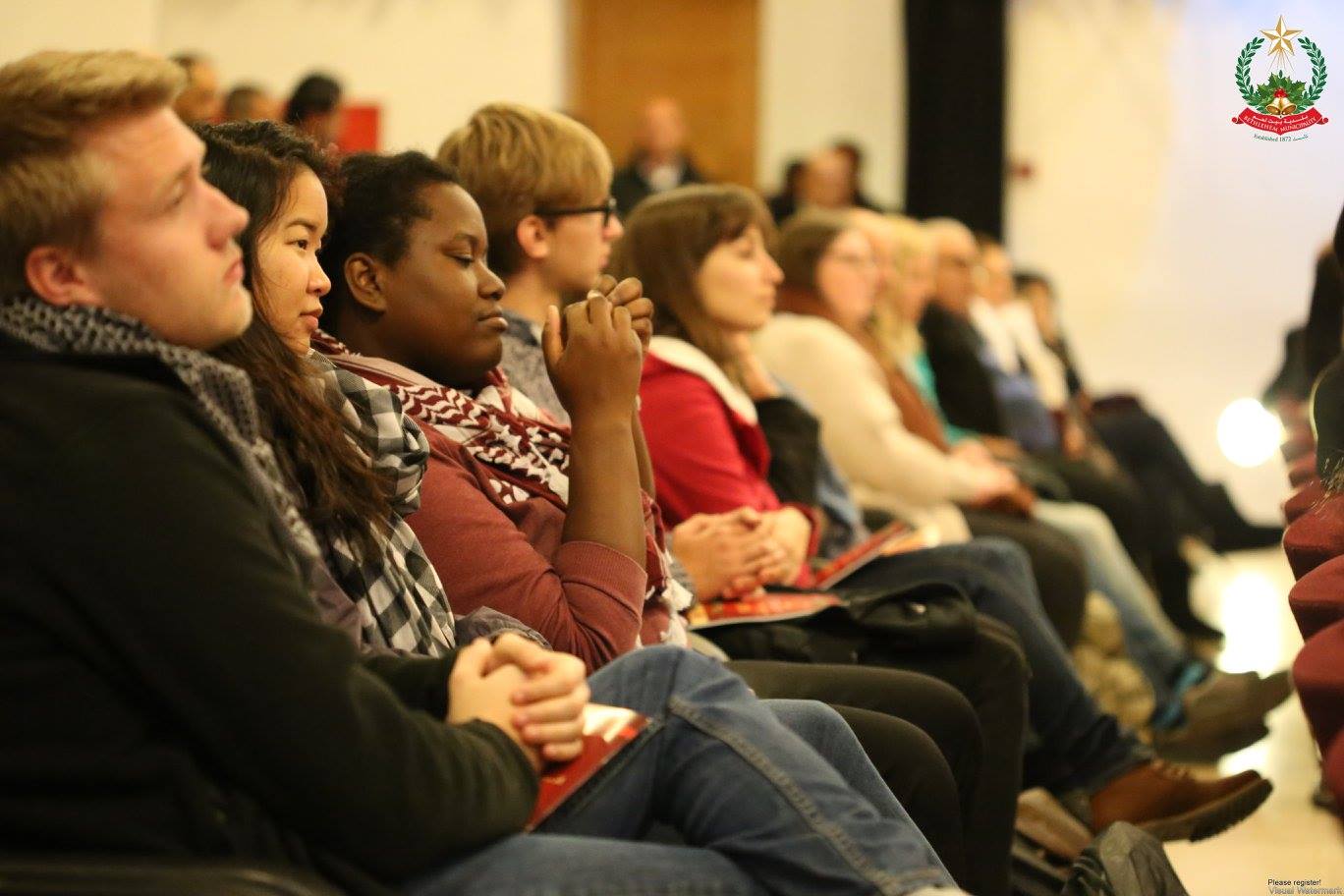 حفل موسيقي تحييه أوركسترا الموسيقيين الأوروبيين الشباب في مركز السلام بحضور بابون وعدد من الشخصيات الإعتبارية