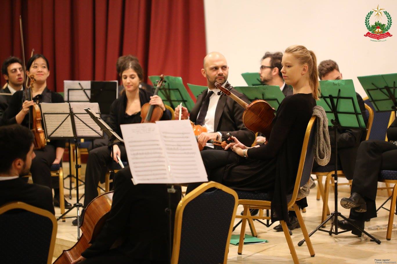 حفل موسيقي تحييه أوركسترا الموسيقيين الأوروبيين الشباب في مركز السلام بحضور بابون وعدد من الشخصيات الإعتبارية