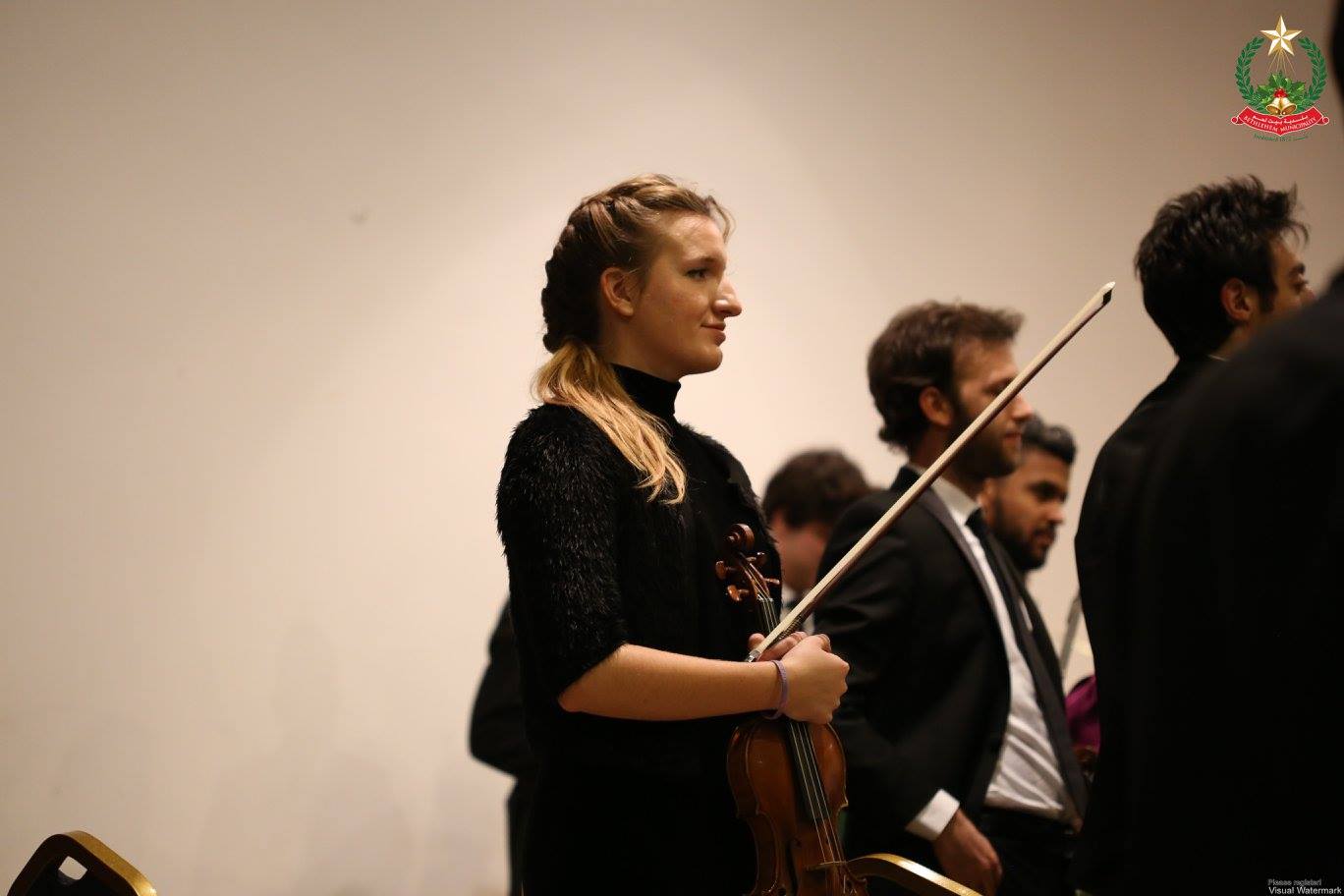 حفل موسيقي تحييه أوركسترا الموسيقيين الأوروبيين الشباب في مركز السلام بحضور بابون وعدد من الشخصيات الإعتبارية