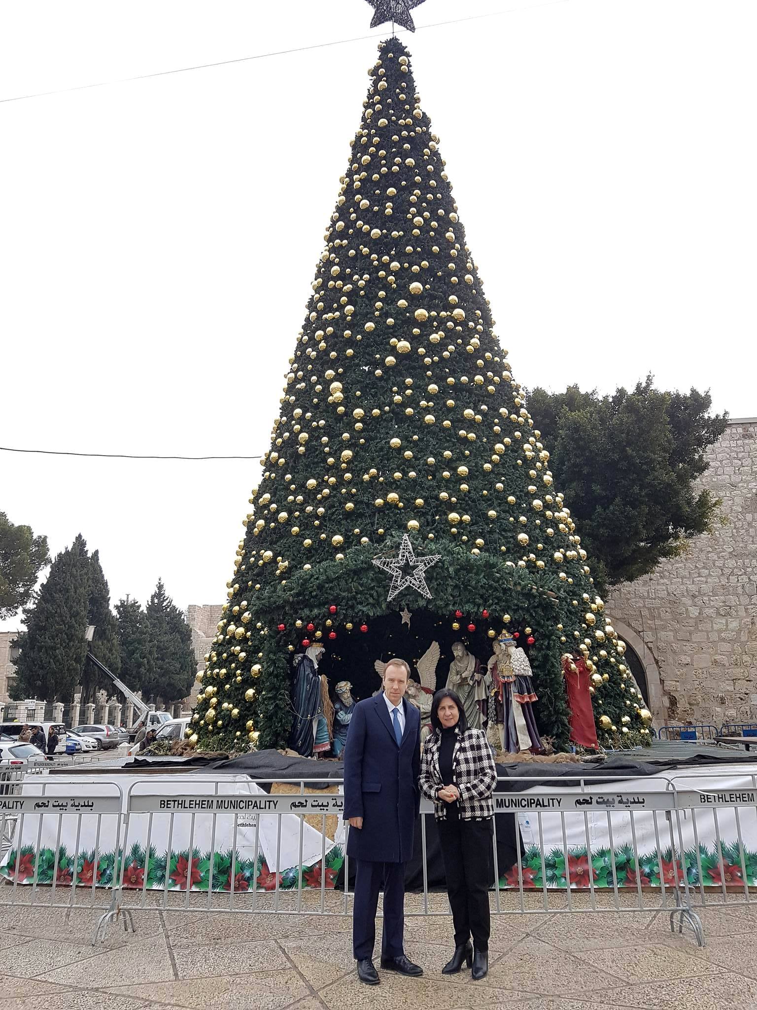 رئيسة بلدية بيت لحم تستقبل الوزير البريطاني هانكوك وتعرض له واقع بيت لحم وتصاحبه في جولته إلى كنيسة المهد