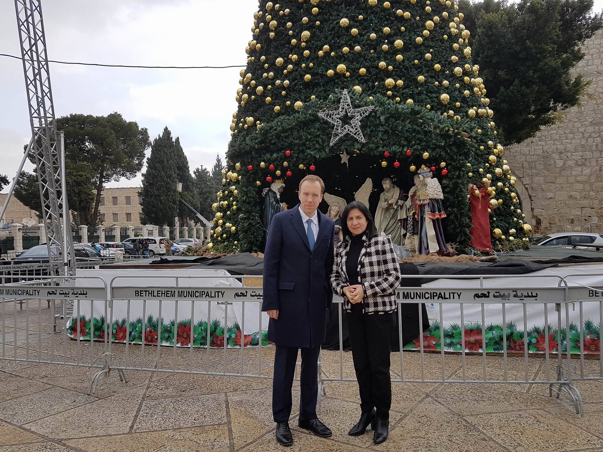 رئيسة بلدية بيت لحم تستقبل الوزير البريطاني هانكوك وتعرض له واقع بيت لحم وتصاحبه في جولته إلى كنيسة المهد