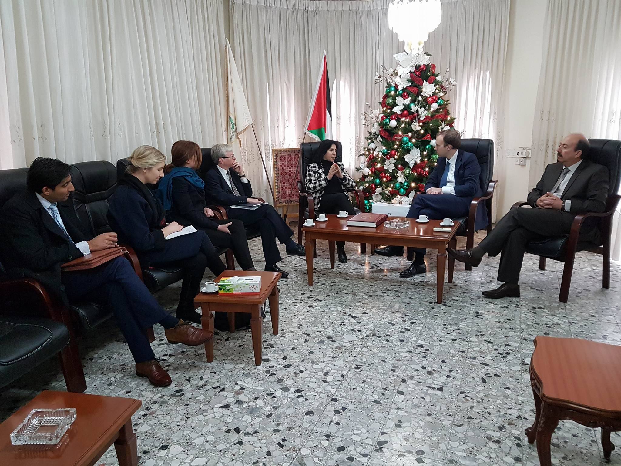 رئيسة بلدية بيت لحم تستقبل الوزير البريطاني هانكوك وتعرض له واقع بيت لحم وتصاحبه في جولته إلى كنيسة المهد