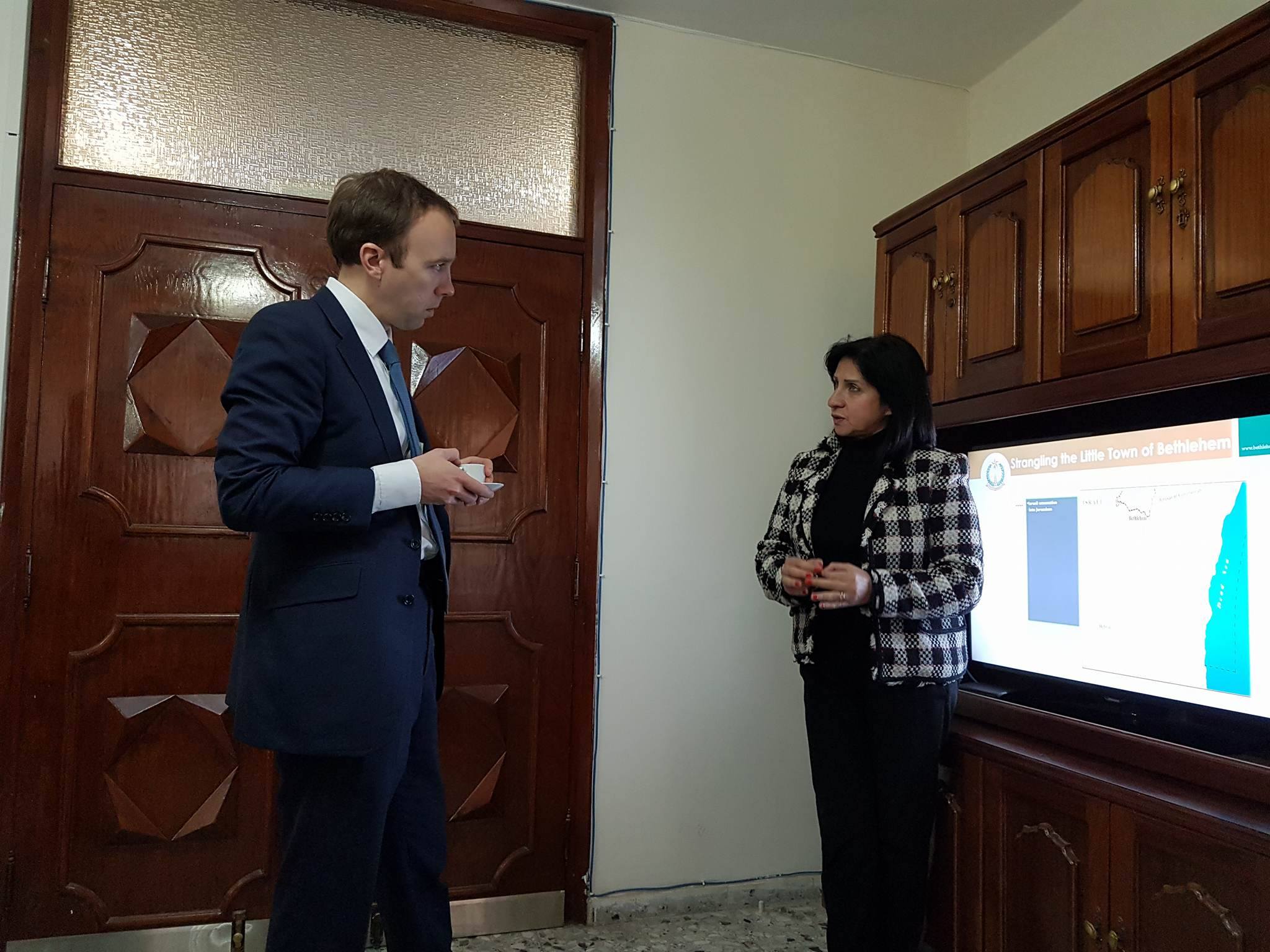 رئيسة بلدية بيت لحم تستقبل الوزير البريطاني هانكوك وتعرض له واقع بيت لحم وتصاحبه في جولته إلى كنيسة المهد