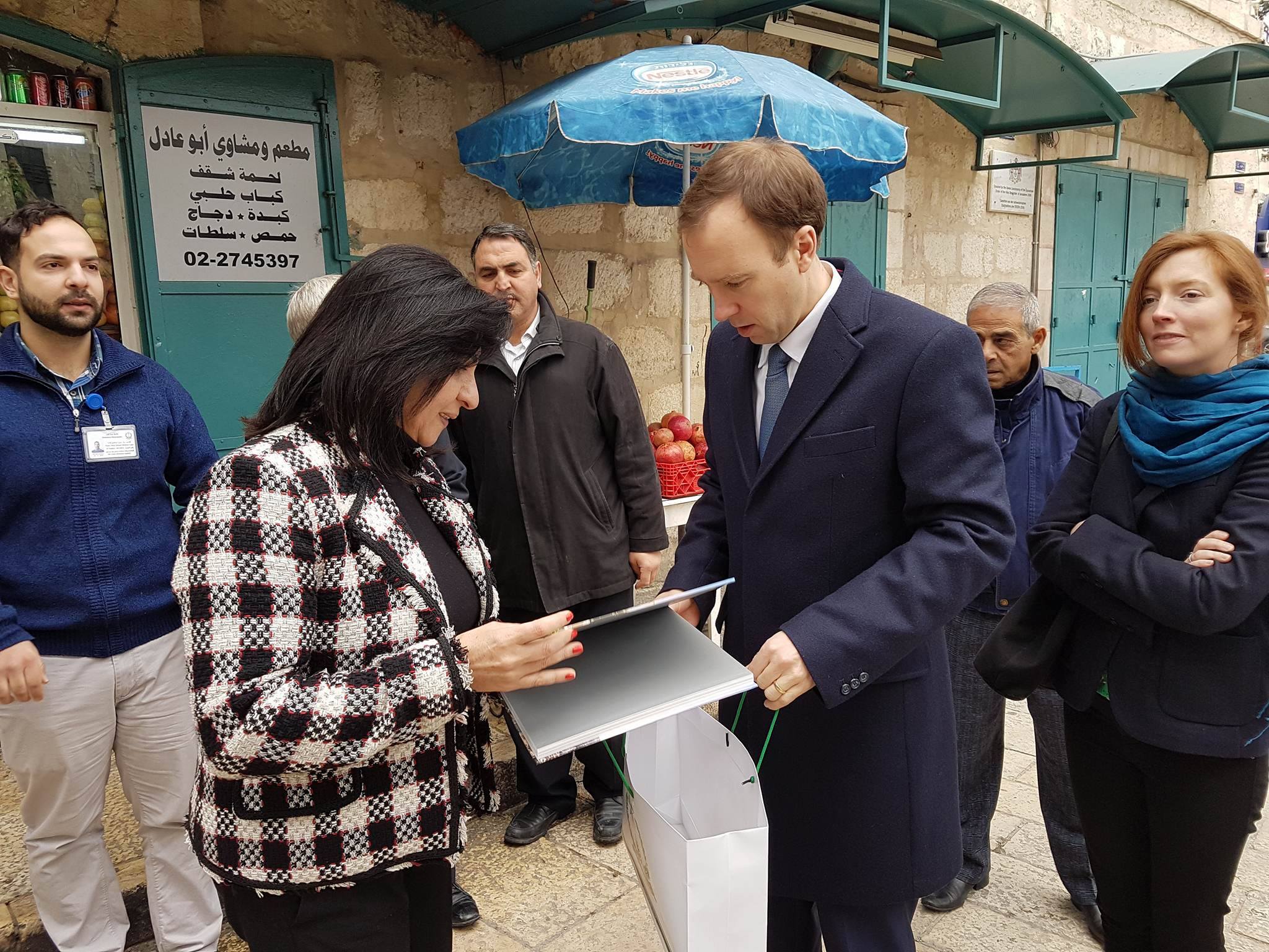 رئيسة بلدية بيت لحم تستقبل الوزير البريطاني هانكوك وتعرض له واقع بيت لحم وتصاحبه في جولته إلى كنيسة المهد