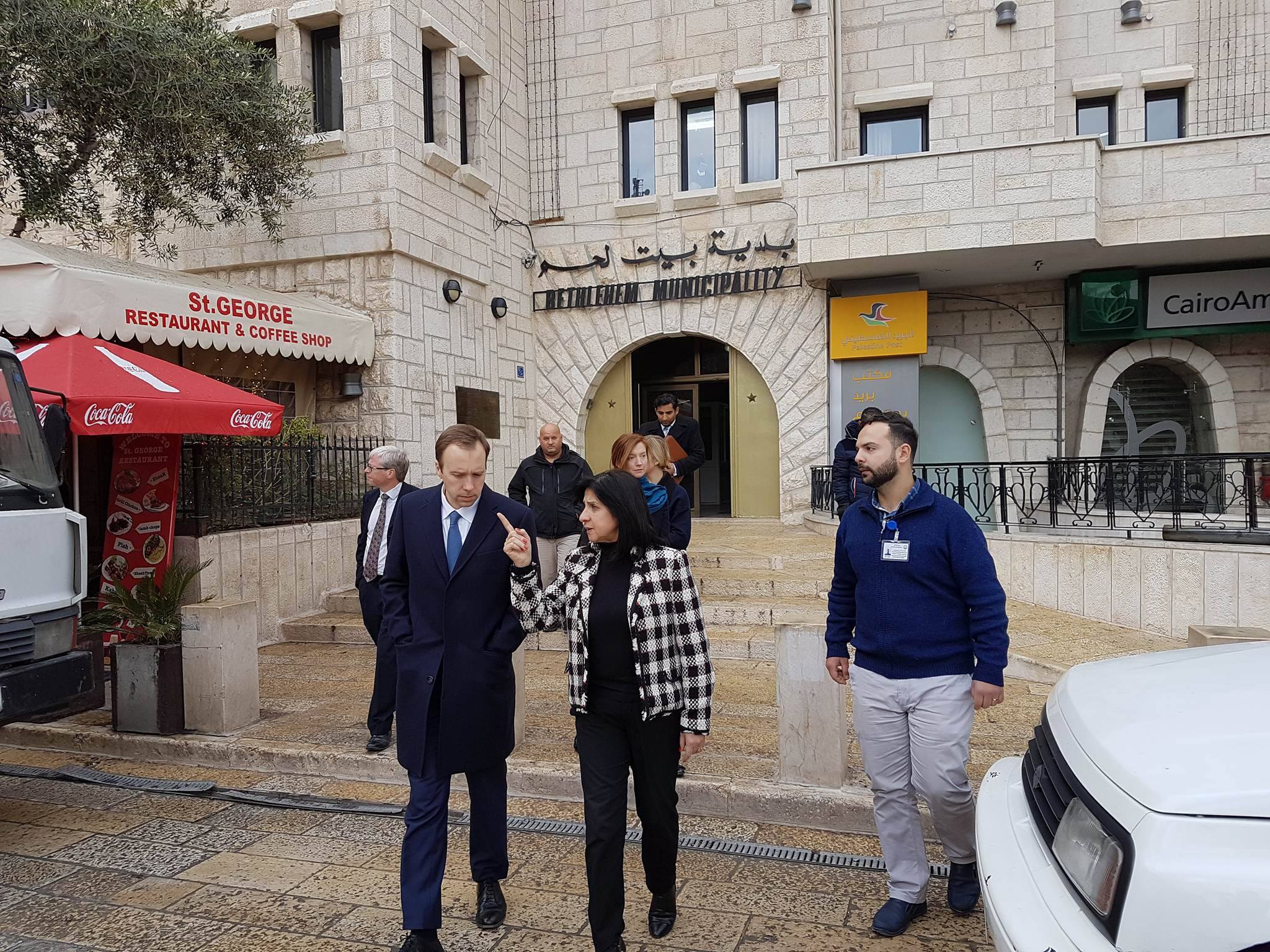 رئيسة بلدية بيت لحم تستقبل الوزير البريطاني هانكوك وتعرض له واقع بيت لحم وتصاحبه في جولته إلى كنيسة المهد