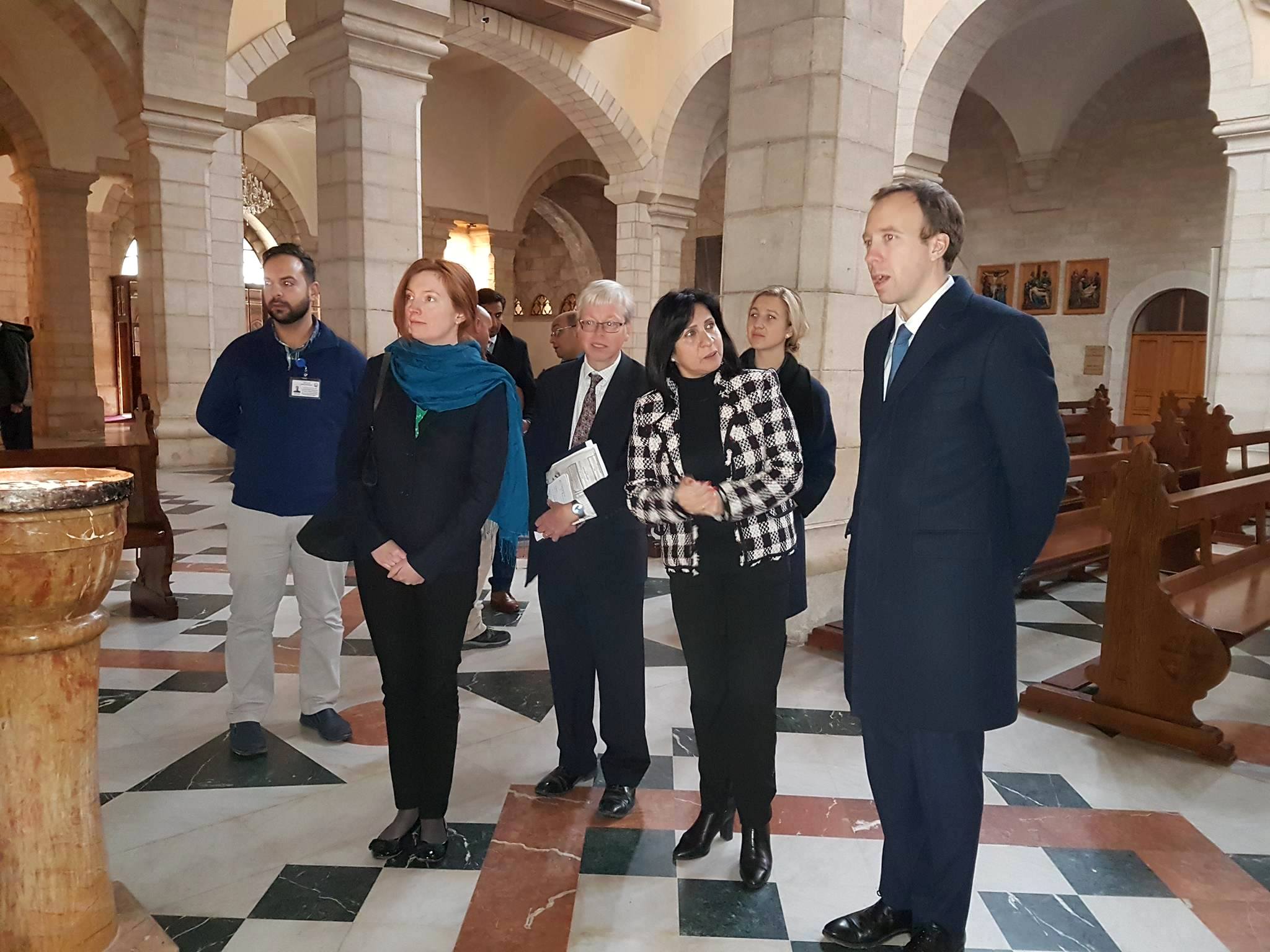 رئيسة بلدية بيت لحم تستقبل الوزير البريطاني هانكوك وتعرض له واقع بيت لحم وتصاحبه في جولته إلى كنيسة المهد