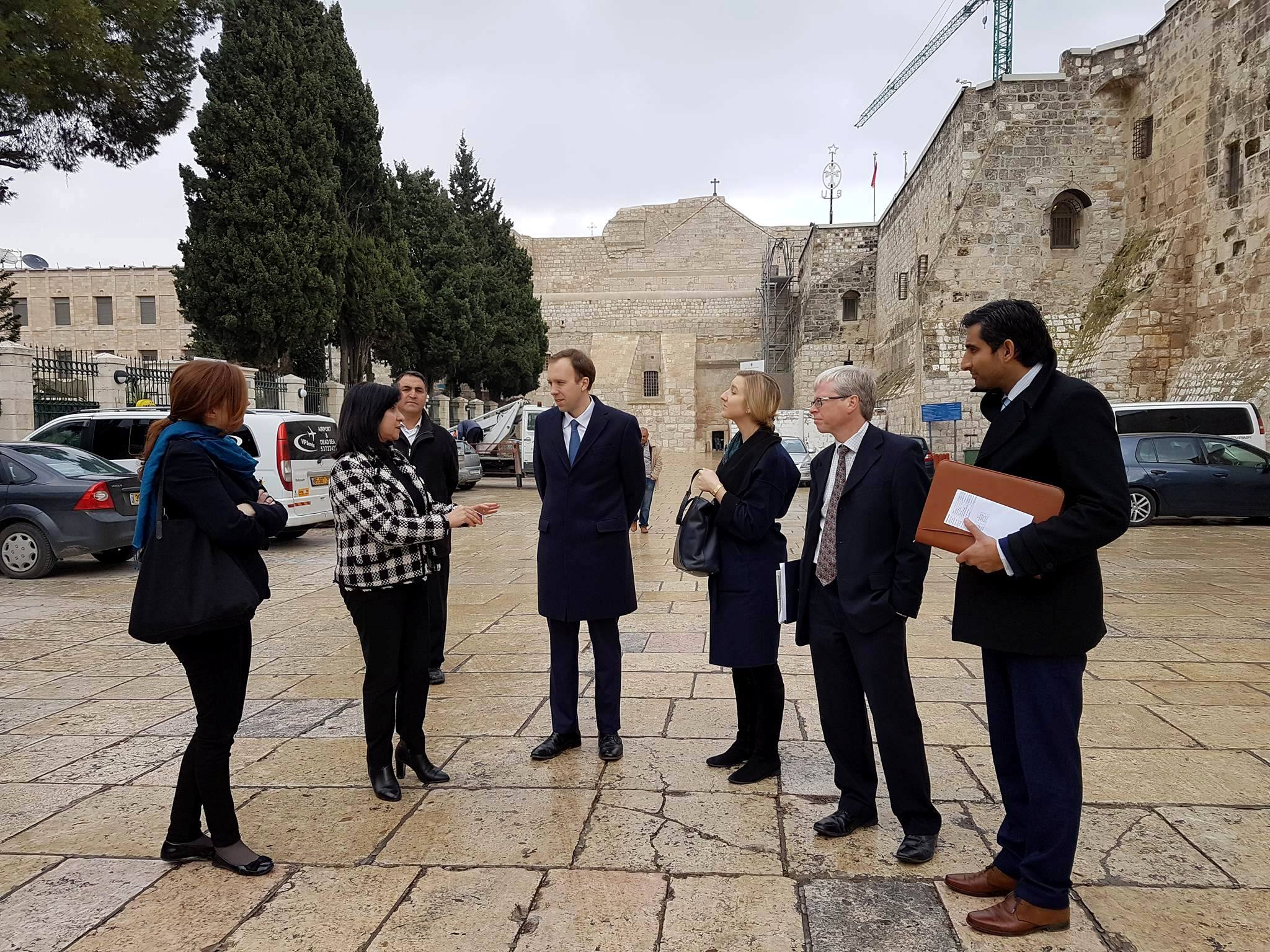 رئيسة بلدية بيت لحم تستقبل الوزير البريطاني هانكوك وتعرض له واقع بيت لحم وتصاحبه في جولته إلى كنيسة المهد
