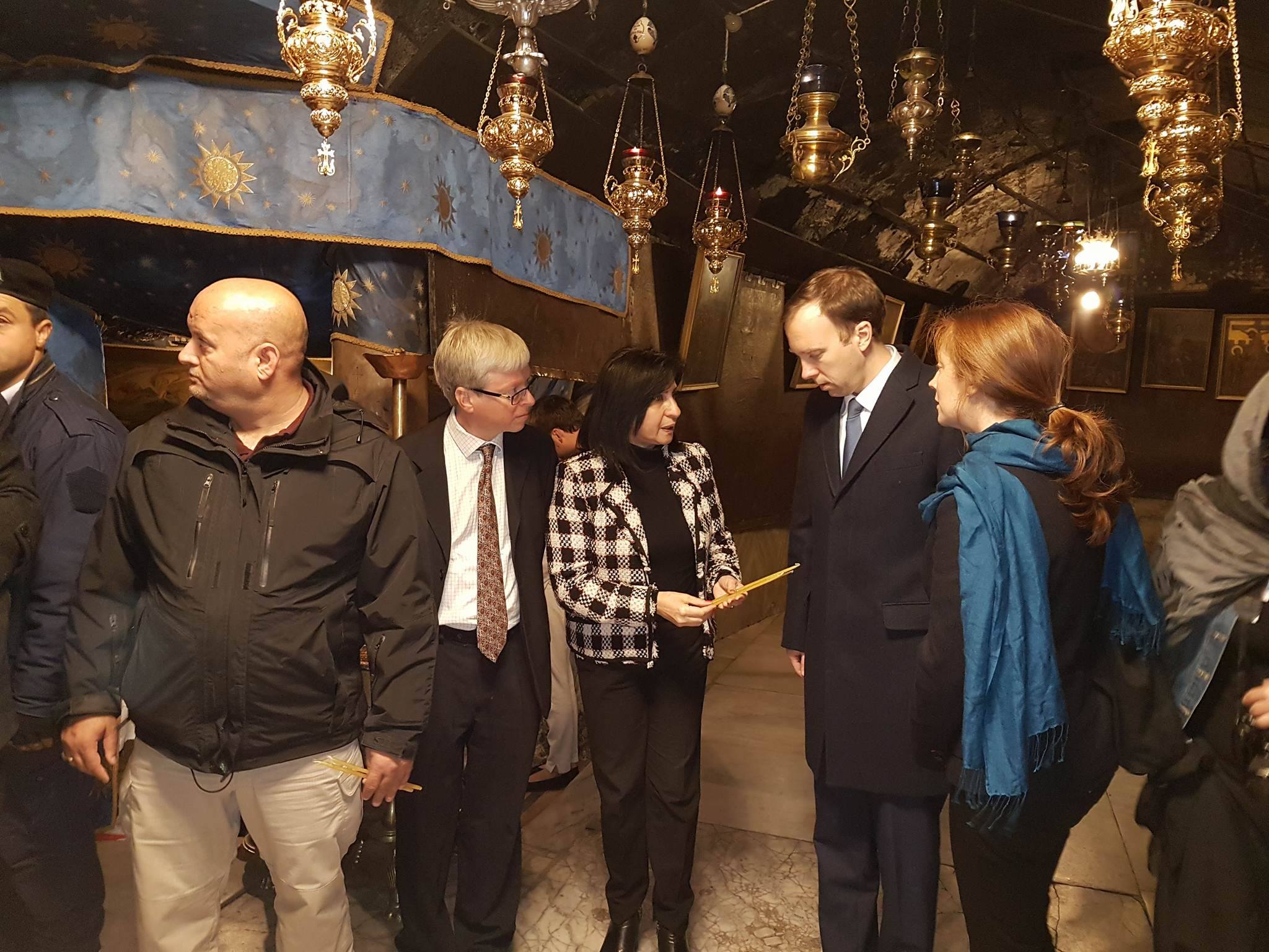 رئيسة بلدية بيت لحم تستقبل الوزير البريطاني هانكوك وتعرض له واقع بيت لحم وتصاحبه في جولته إلى كنيسة المهد