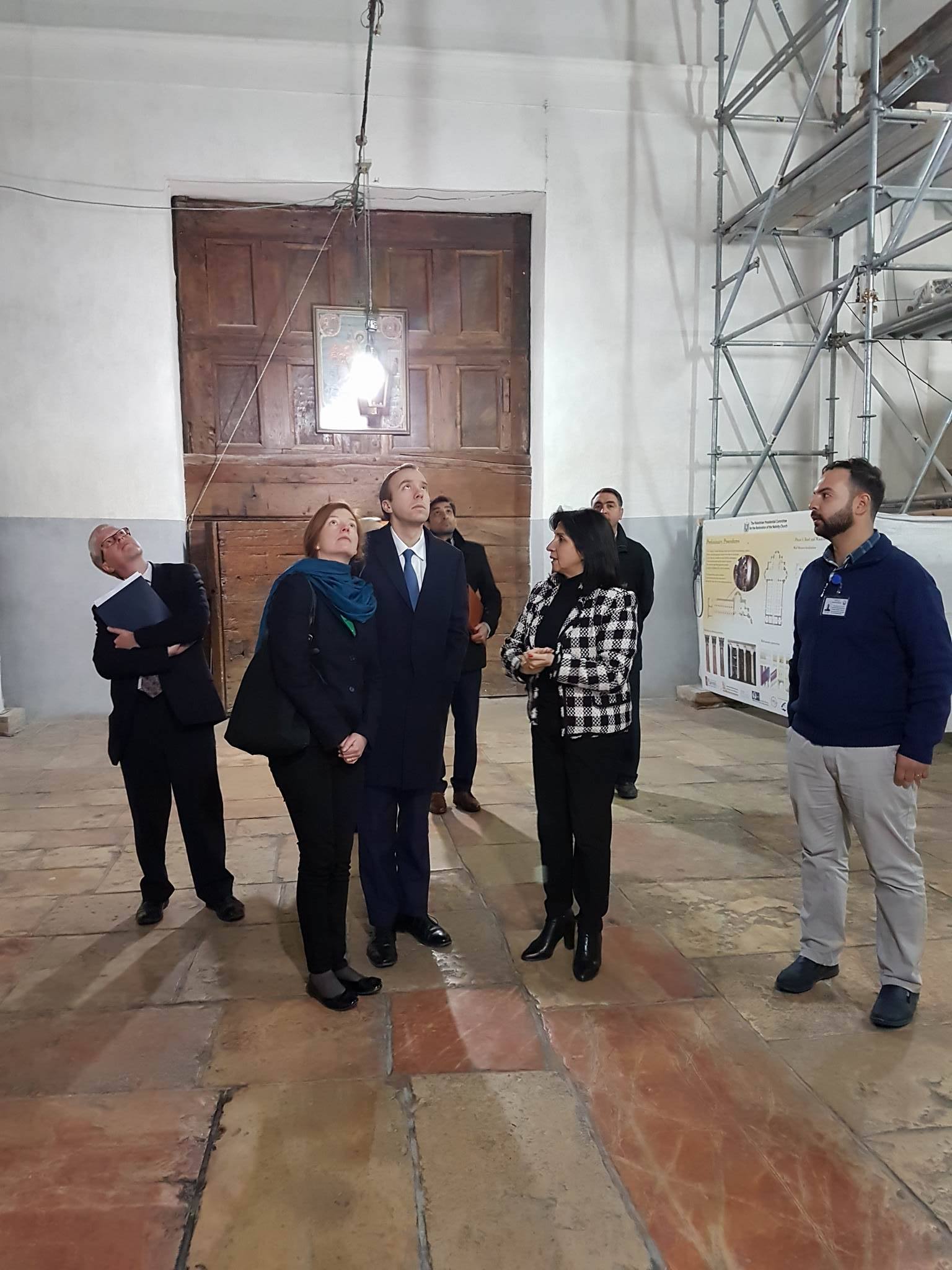 رئيسة بلدية بيت لحم تستقبل الوزير البريطاني هانكوك وتعرض له واقع بيت لحم وتصاحبه في جولته إلى كنيسة المهد