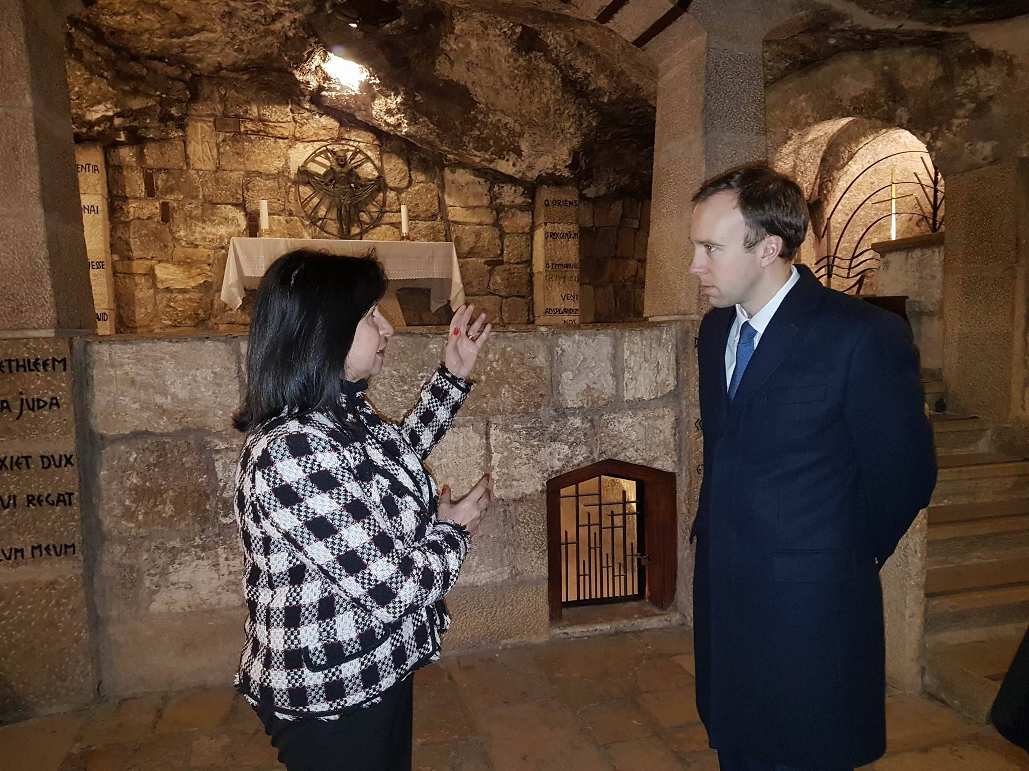 رئيسة بلدية بيت لحم تستقبل الوزير البريطاني هانكوك وتعرض له واقع بيت لحم وتصاحبه في جولته إلى كنيسة المهد