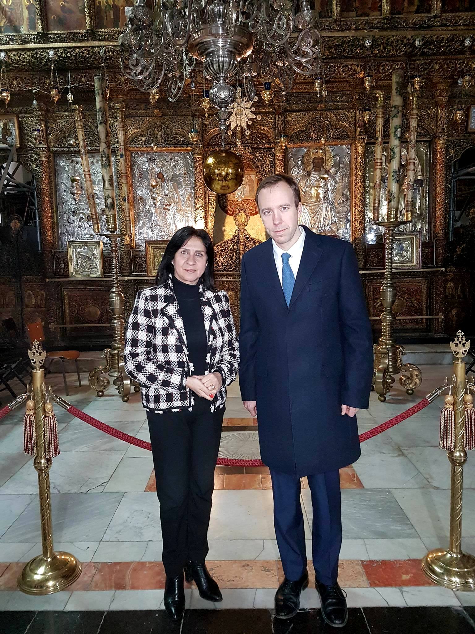 رئيسة بلدية بيت لحم تستقبل الوزير البريطاني هانكوك وتعرض له واقع بيت لحم وتصاحبه في جولته إلى كنيسة المهد